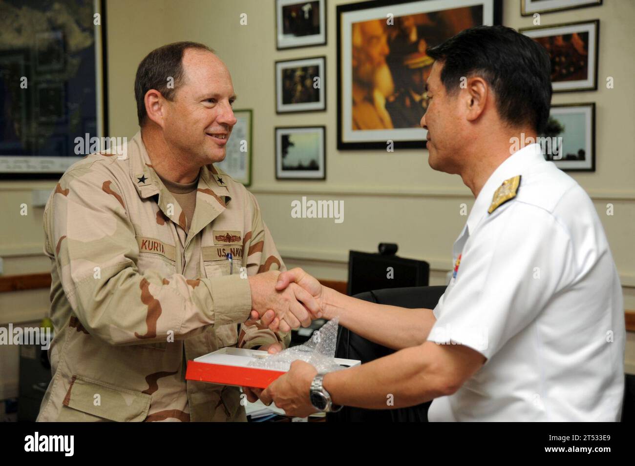 0906152420K-021 CAMP LEMONIER, Gibuti (15 giugno 2009) Rear Adm. Anthony Kurta, comandante, Combined Joint Task Force-Corno d'Africa, stringe la mano al Vice Adm. Tohru Izumi, comandante in capo della Japan Maritime Self-Defense Force Self-Defense Fleet, dopo aver scambiato doni durante una chiamata d'ufficio a Camp Lemonier, Gibuti. L'incontro riguardava gli sforzi della coalizione contro la pirateria nel Golfo di Aden. I giapponesi hanno schierato due aerei P-3 a Camp Lemonier, Gibuti, che pattuglieranno e forniranno la ricognizione sulle navi pirata sospette. Foto Stock