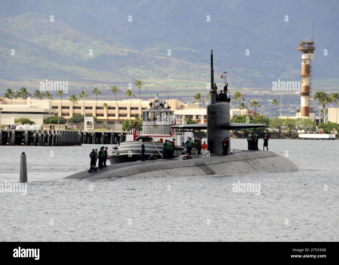 1101273560G-002 PEARL HARBOR (27 gennaio 2011) il sottomarino d'attacco classe Los Angeles USS la Jolla (SSN 701) parte dalla base congiunta Pearl Harbor-Hickam per un dispiegamento programmato di sei mesi nel Medio Oriente e nell'Oceano Pacifico occidentale. Foto Stock
