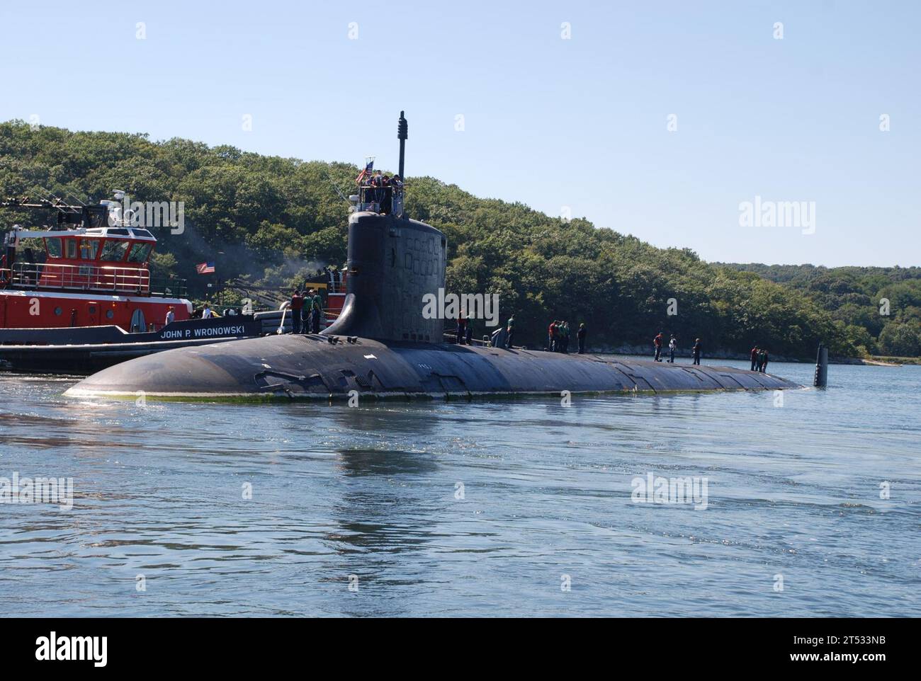1008303090M-174 GROTON, Conn (30 agosto 2010) il sottomarino d'attacco USS Virginia (SSN 774) parte dalla base navale sottomarina di New London in rotta verso Portsmouth Naval Shipyard a Kittery, Maine, per un lungo periodo di manutenzione. Foto Stock