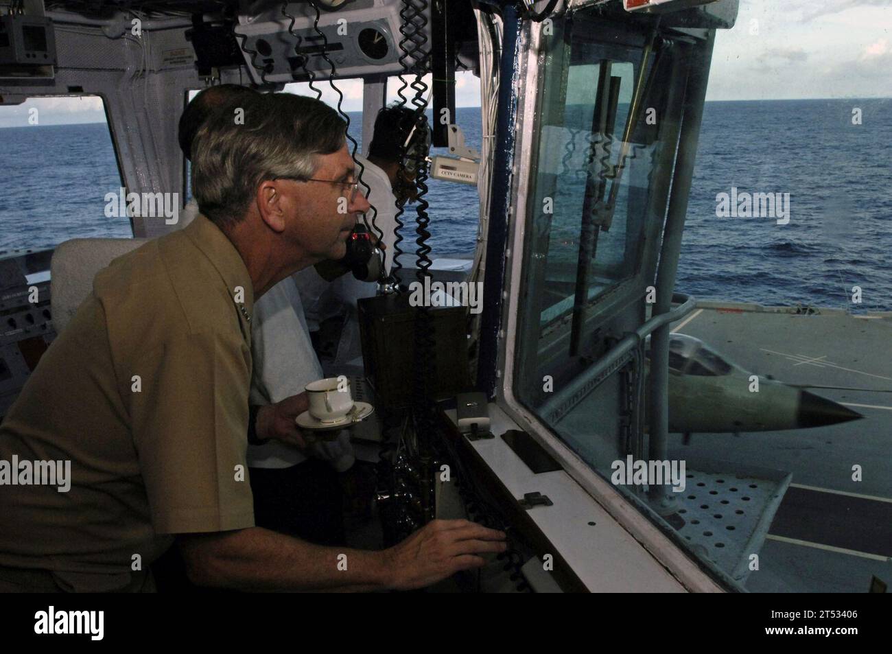 0709077883G-107 OCEANO INDIANO (7 settembre 2007) - il vice ammiraglio Doug Crowder, comandante della US 7th Fleet, osserva il decollo di un Sea Harrier dal ponte di volo della portaerei della Marina indiana INS Viraat (R 22). Più di 20.000 persone provenienti da cinque diversi paesi stanno partecipando all'esercitazione Malabar 07-2. Questa esercitazione multinazionale comprende forze navali provenienti da India, Australia, Giappone, Singapore e Stati Uniti. Marina degli Stati Uniti Foto Stock