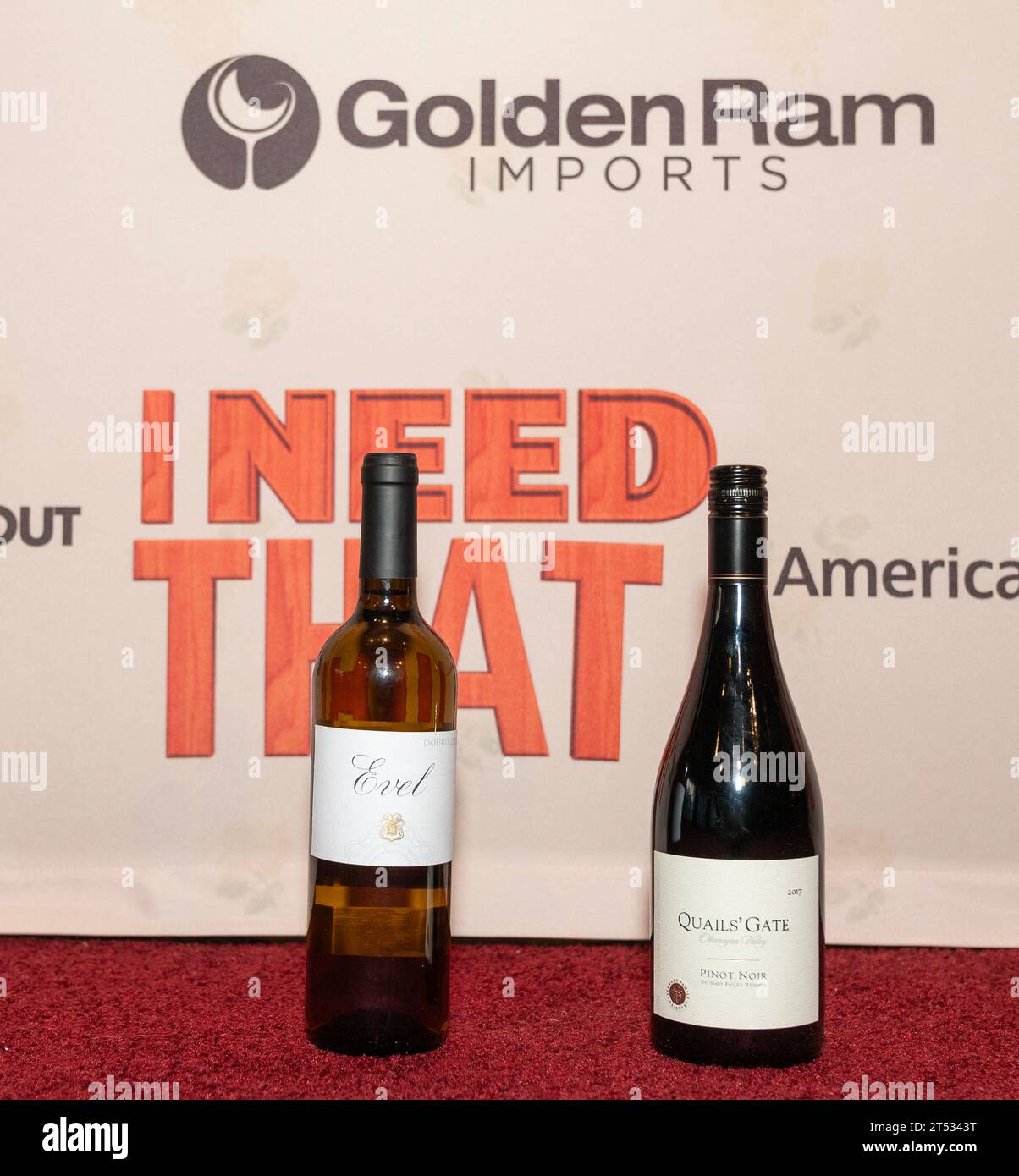 New York, USA. 2 novembre 2023. Produzione dello spettacolo teatrale "i Need That" della Roundabout Theatre Company sponsorizzato dalla Golden RAM Imports come bottiglie di vino Evel e Quails' Gate in mostra durante la serata di apertura all'American Airlines Theatre di New York il 2 novembre 2023. (Foto di Lev Radin/Sipa USA) credito: SIPA USA/Alamy Live News Foto Stock