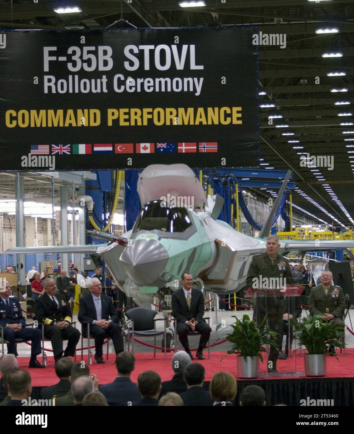 0712189999R-002 FORT WORTH, Texas (18 dicembre 2007) il generale James Conway, comandante del corpo dei Marines degli Stati Uniti parlò durante la cerimonia di inaugurazione del primo aereo STOVL F-35 Lightning II da parte di Lockheed Martin. L'F-35B sostituirà l'obsoleto AV-8 Harriers e sarà operativo con gli U.S. Marines nel 2012. Foto Stock