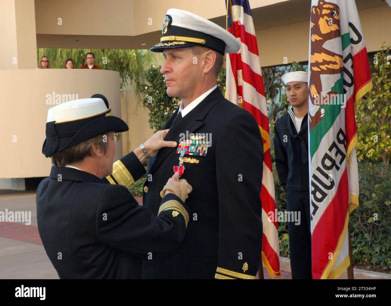 0901166326B-003 SAN DIEGO (9 gennaio 2009) Adm. Posteriore Christine S. Hunter, comandante, Naval Medical Center San Diego, presenta la medaglia Bronze Star al Cmdr. Joey Swartz. Swartz è stato premiato con la Bronze Star per il suo eccezionale servizio meritorioso mentre era schierato a supporto dell'operazione Enduring Freedom al Combined Security Transition Command, Afghanistan. Foto Stock