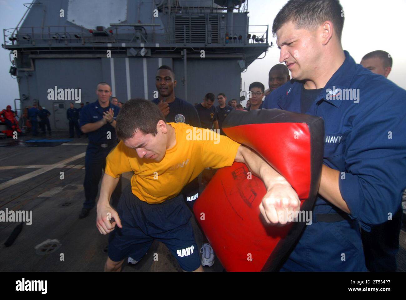Borsa, GOLFO DELL'OMAN, pugno, marinai, addestramento alla sicurezza, USS Gettysburg (CG 64) Foto Stock