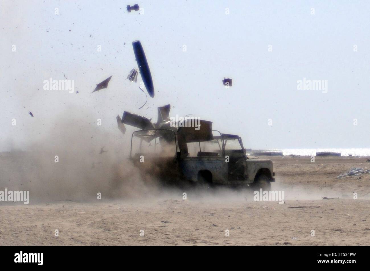 0901148730P-037 BAHRAIN (14 gennaio 2009) la detonazione di una carica d'acqua Boot Banger dimostra la sua potenza distruttiva in un campo di addestramento militare del Bahrein durante la Neon Response 09. Neon Response 09 è un impegno EOD bilaterale tra la United States Navy, la Royal Bahrain Navy e le forze EOD del Bahrain Defense Force Engineer Regiment. Il suo scopo è quello di aumentare la competenza tattica delle forze EOD della Marina degli Stati Uniti e del Bahrain, ampliare i livelli di cooperazione, migliorare la capacità marittima reciproca e sostenere l'influenza regionale a lungo termine. Foto Stock