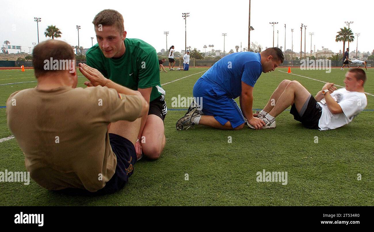 0706154163T-093 SAN DIEGO (15 giugno 2007) - i marinai a turno completano un totale di 60 sit-up durante la seconda sfida annuale Backyard fitness Challenge della base navale di San Diego e della regione della Marina Southwest Moral, Welfare and Recreation (MWR). L'evento, composto da squadre di due persone che gareggiano in una corsa di 5 km, una corsa a carriola da 100 metri, 60 push-up e 60 sit-up, consente ai marinai di divertirsi mentre si allenano fisicamente. Marina degli Stati Uniti Foto Stock