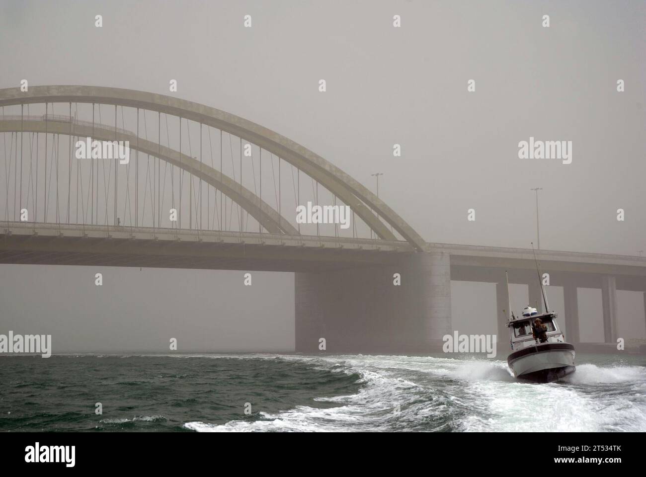 1005144776G-003 BAHRAIN (14 maggio 2010) Una nave di pattuglia portuale assegnata alla Naval Security Force Bahrain conduce una missione di pattuglia. Con base al molo di Mina-Salman, l'unità di pattuglia portuale fornisce protezione della forza antiterrorismo, scorta e pattuglia come parte delle operazioni di sicurezza marittima. Foto Stock