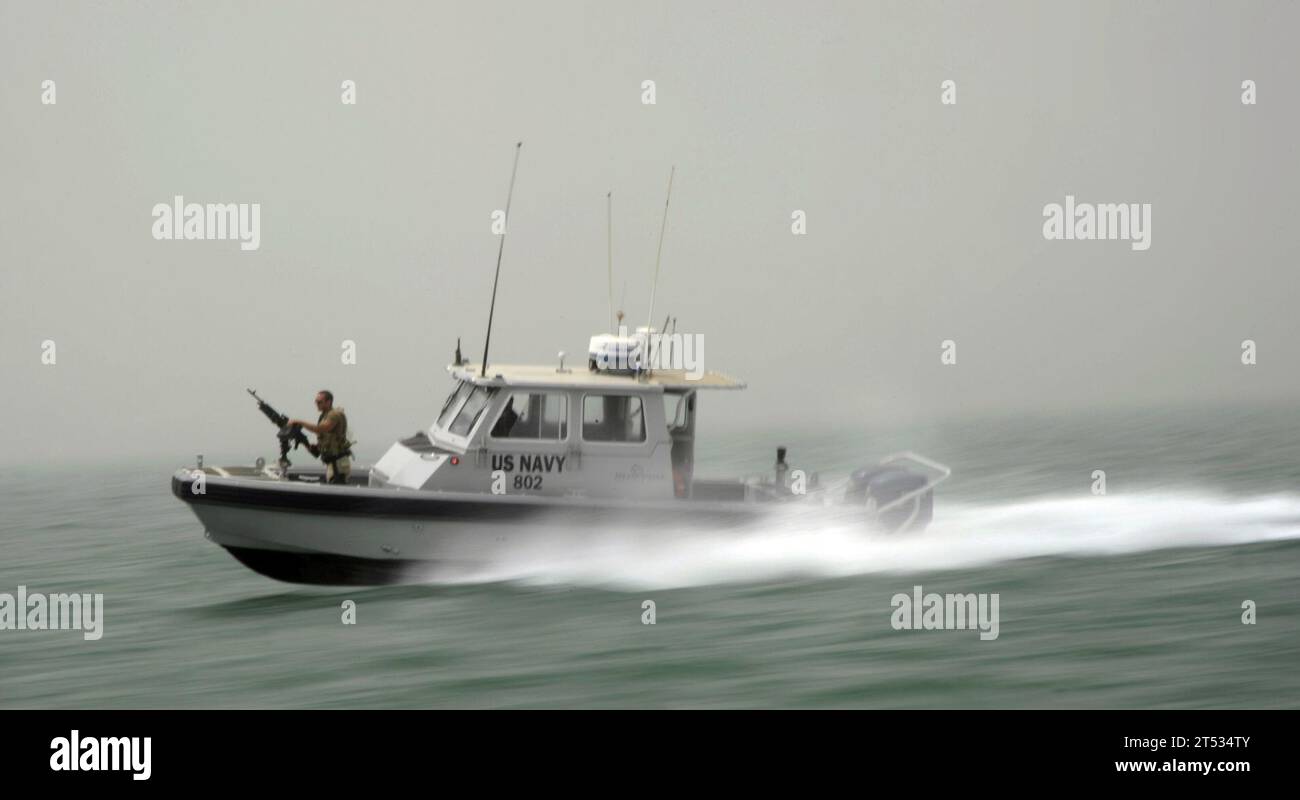 1005144776G-006 BAHRAIN (14 maggio 2010) Una nave di pattuglia portuale assegnata alla Naval Security Force Bahrain conduce una missione di pattuglia. Con base al molo di Mina-Salman, l'unità di pattuglia portuale fornisce protezione della forza antiterrorismo, scorta e pattuglia come parte delle operazioni di sicurezza marittima. Foto Stock