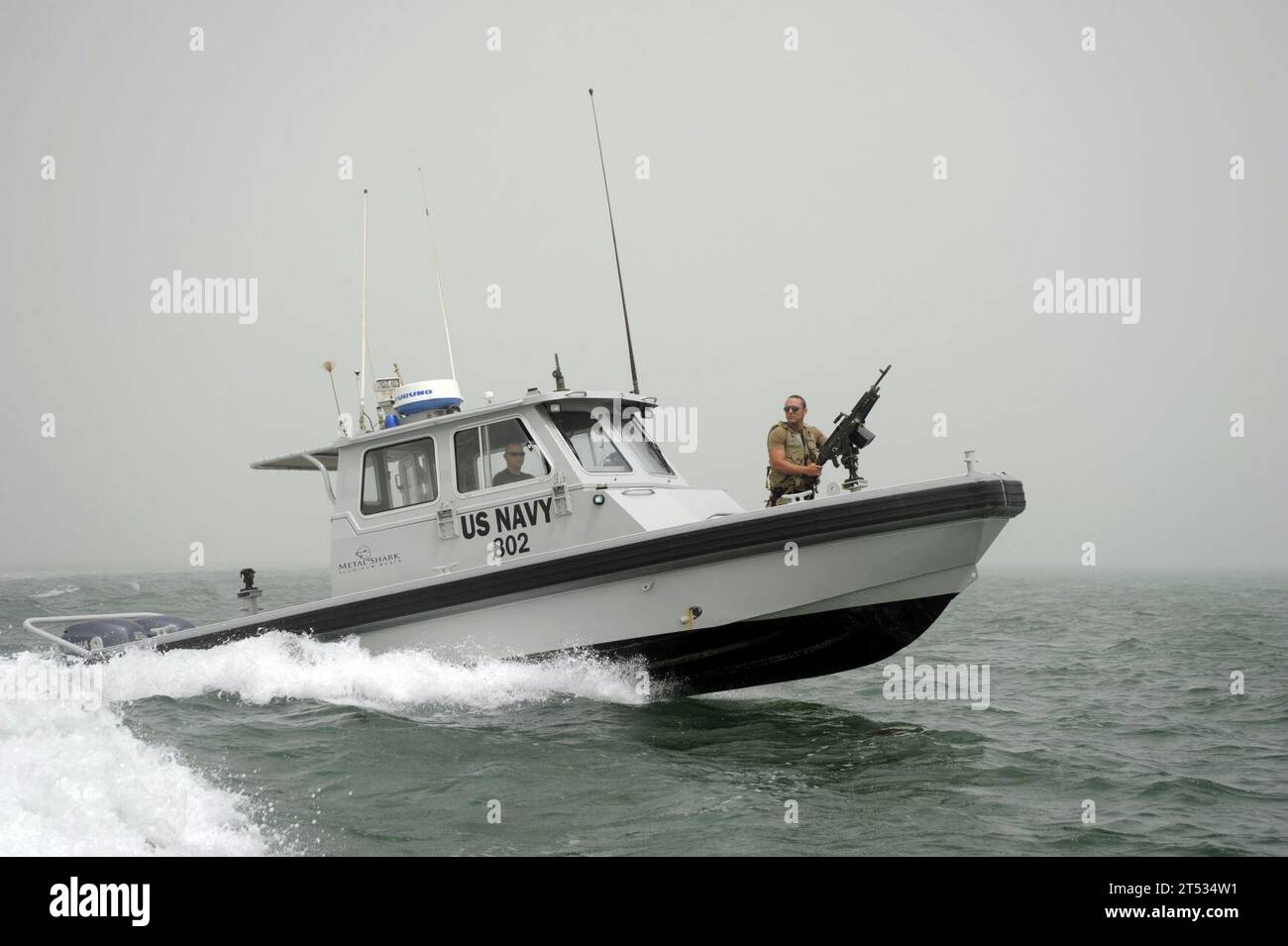 1005144776G-005 BAHRAIN (14 maggio 2010) Una nave di pattuglia portuale assegnata alla Naval Security Force Bahrain conduce una missione di pattuglia. Con base al molo di Mina-Salman, l'unità di pattuglia portuale fornisce protezione della forza antiterrorismo, scorta e pattuglia come parte delle operazioni di sicurezza marittima. Foto Stock