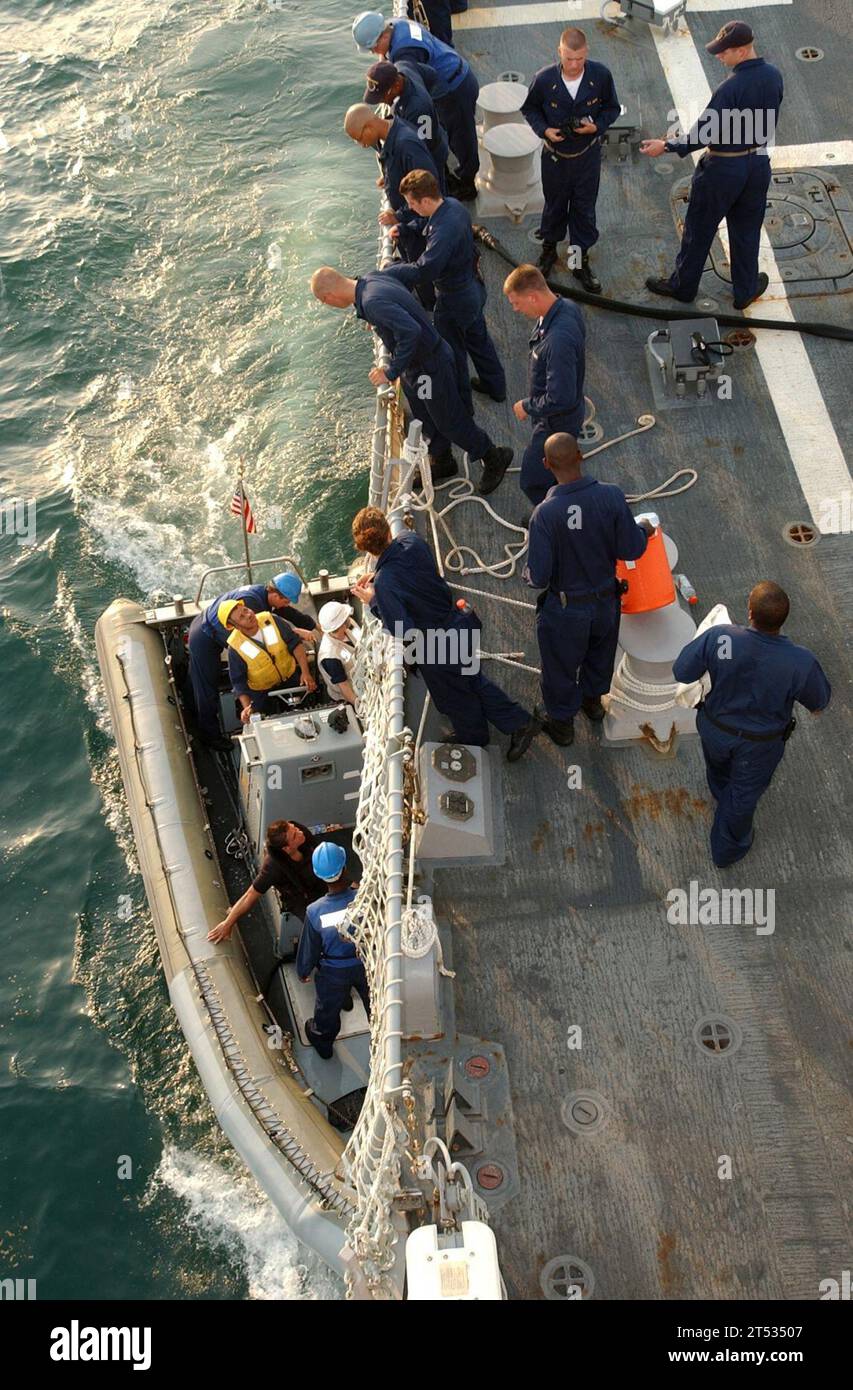 0710015459S-050 RED SEA (01 ottobre 2007) - i marinai assegnati al cacciatorpediniere missilistico guidato USS Bainbridge (DDG 96) impiegano il ponte della barca per rifornire e assistere i membri della squadra di ricerca e salvataggio di Bainbridge. Bainbridge sta assistendo una forza multinazionale nella zona alla ricerca di sopravvissuti a seguito di un'eruzione vulcanica sull'isola yemenita di Jazirat at-Tair 1 ottobre 2007. Marina degli Stati Uniti Foto Stock