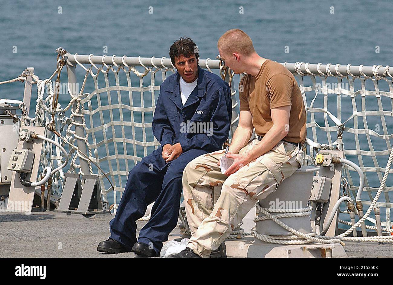 0710015459S-011 RED SEA (01 ottobre 2007) Р ENS. Phillip O. Lundberg, ufficiale delle comunicazioni assegnato al cacciatorpediniere USS Bainbridge (DDG 96) della Marina degli Stati Uniti, parla con un sopravvissuto dell'isola yemenita di Jazirat at-Tair dopo un'eruzione vulcanica sull'isola che ha causato l'evacuazione via mare di molti abitanti locali. Lundberg, che parla arabo, è stato in grado di tradurre per squadre mediche di bordo che amministravano le cure e l'assistenza. Marina degli Stati Uniti Foto Stock