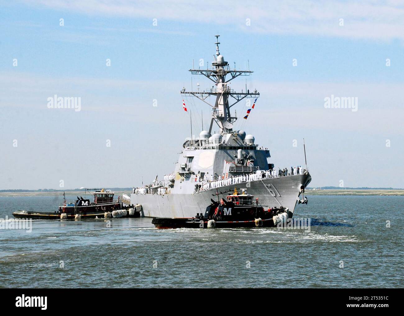 1105201713L-072 Norfolk (20 maggio 2011) il cacciatorpediniere missilistico guidato USS Ramage (DDG 61) è scortato nel canale da rimorchiatori mentre parte dalla Naval Station Norfolk per un dispiegamento programmato di difesa missilistica nell'area di responsabilità della 6th Fleet. Foto Stock