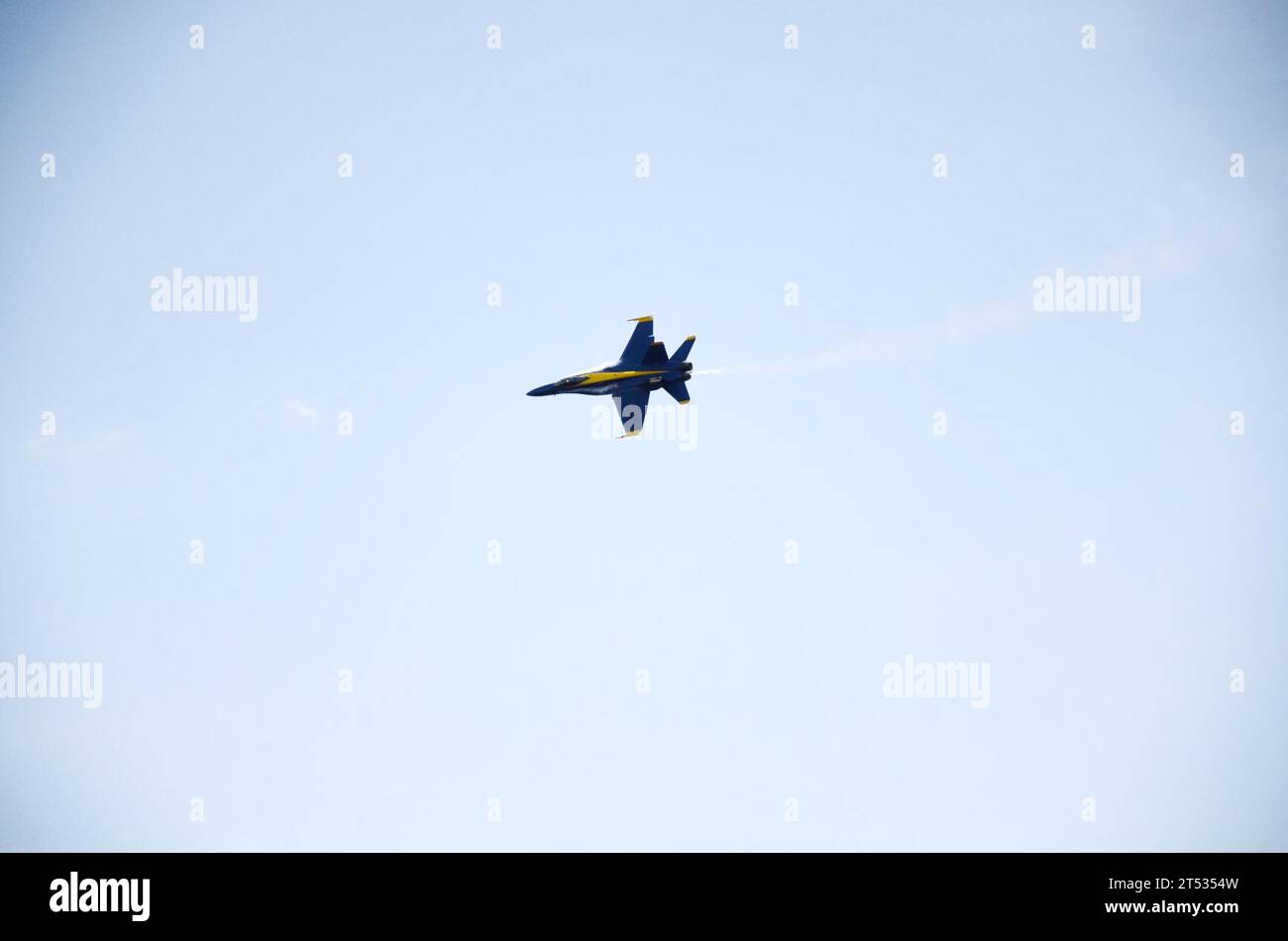 120616CG900-015 BALTIMORE, Md (16 giugno 2012) Un velivolo della U.S. Navy Blue Angels Flight Demonstration Team F/A-18 Hornet inizia a generare fumo sopra Baltimore Harbor, al largo dello storico Fort McHenry, dove 16,500 persone erano tra la folla di 75.000 persone, guardando lo spettacolo durante la Star Spangled Sailabration della città, che commemorava il Bicentenario della guerra del 1812 e la scrittura dell'Inno Nazionale, lo Star Spangled Banner. L'inizio di una pista di fumo può essere visto avvicinandosi ai bordi anteriori delle ali dell'aereo dalla parte anteriore dell'aereo. Come parte della comunicazione della Marina Foto Stock