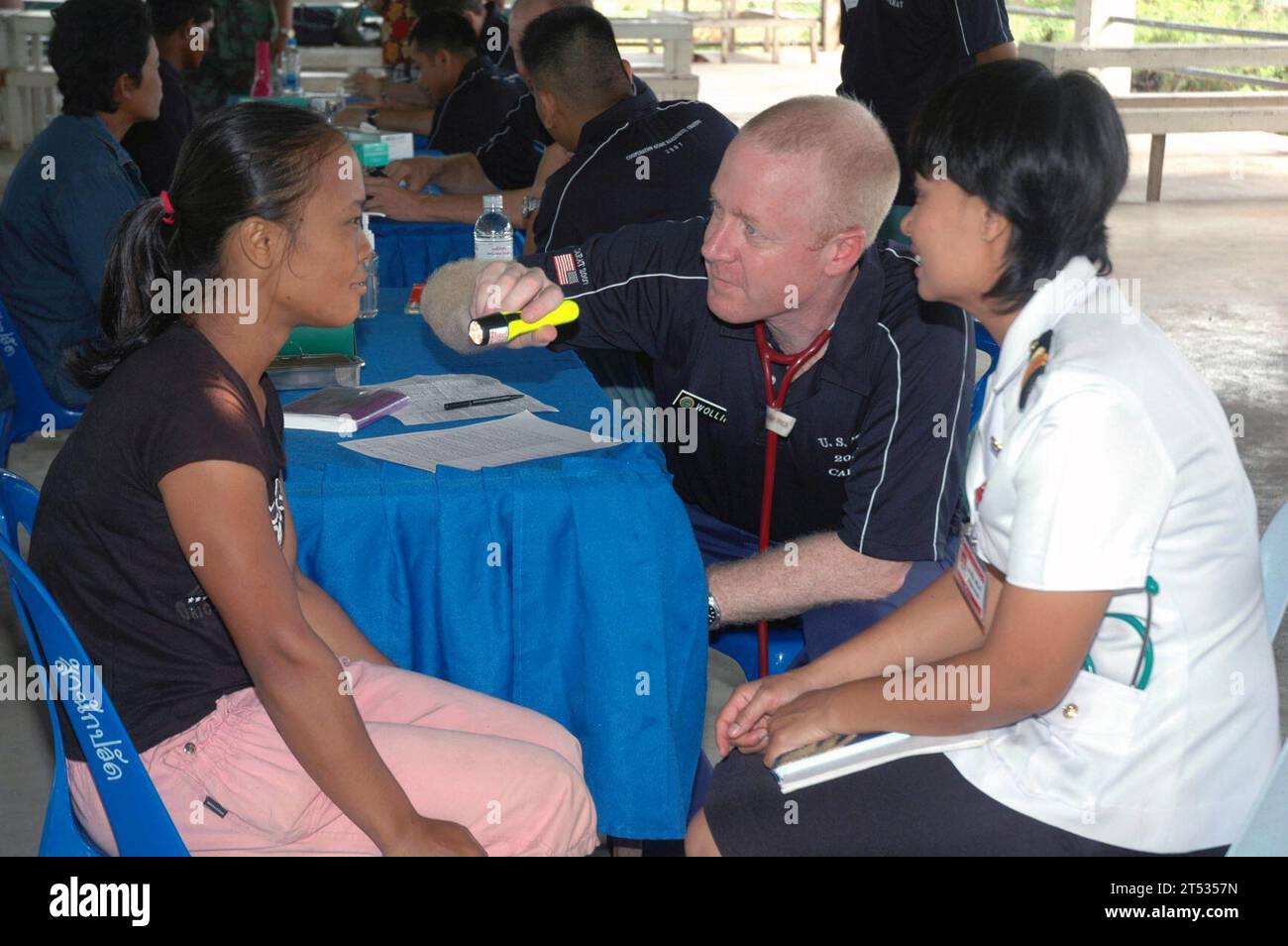 0706197783B-003 BAN SAMSAN, Thailandia (19 giugno 2007) - Cmdr. Warren Woollin, assegnato all'unità operativa di supporto sanitario Detachment Golf Great Lakes, esegue un esame medico di routine su un cittadino tailandese, con l'assistenza di un'infermiera dell'esercito reale thailandese durante un progetto di azione civile medica (MEDCAP) in un villaggio locale durante l'esercizio cooperazione afloat Readiness and Training (KARAT) 2007. KARAT è una serie programmata di esercitazioni militari bilaterali con diverse nazioni del sud-est asiatico progettate per migliorare l'interoperabilità dei rispettivi servizi marittimi. Marina degli Stati Uniti Foto Stock