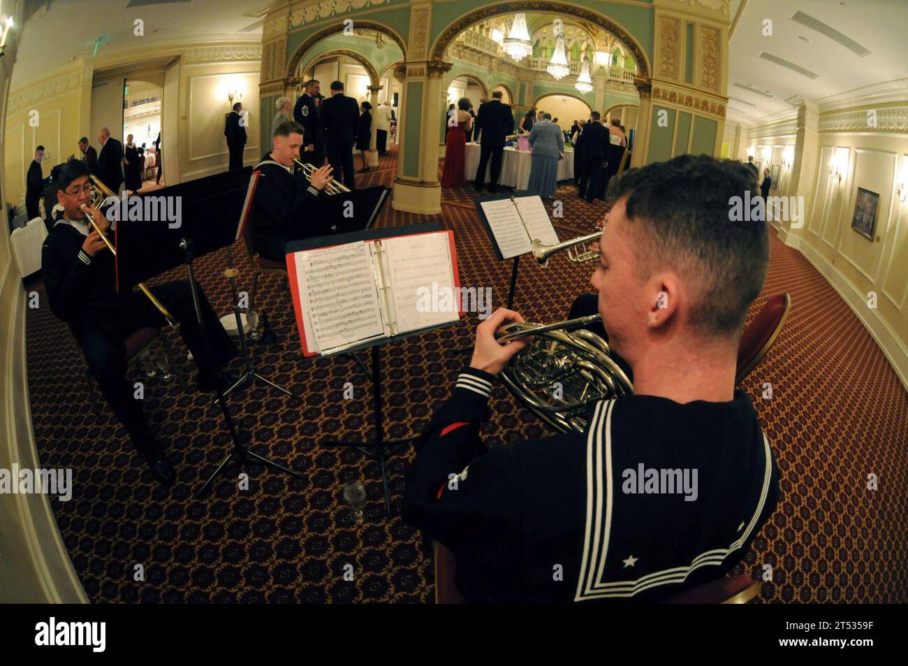 0905158497H-018 SPOKANE, Washington. (15 maggio 2009) la Navy Band Northwest 'Passage' si esibisce al Spokane Lilac Festival Presidents Formal Dinner presso il Davenport Hotel. "Passage" sta suonando in molti luoghi di Spokane come parte della Spokane Navy Week in programma dall'11 al 18 maggio. Questa settimana della Marina è una delle 21 settimane della Marina pianificate in tutta l'America nel 2009. Le settimane della Marina sono progettate per aumentare la consapevolezza nelle città che non hanno una presenza significativa della Marina. Foto Stock