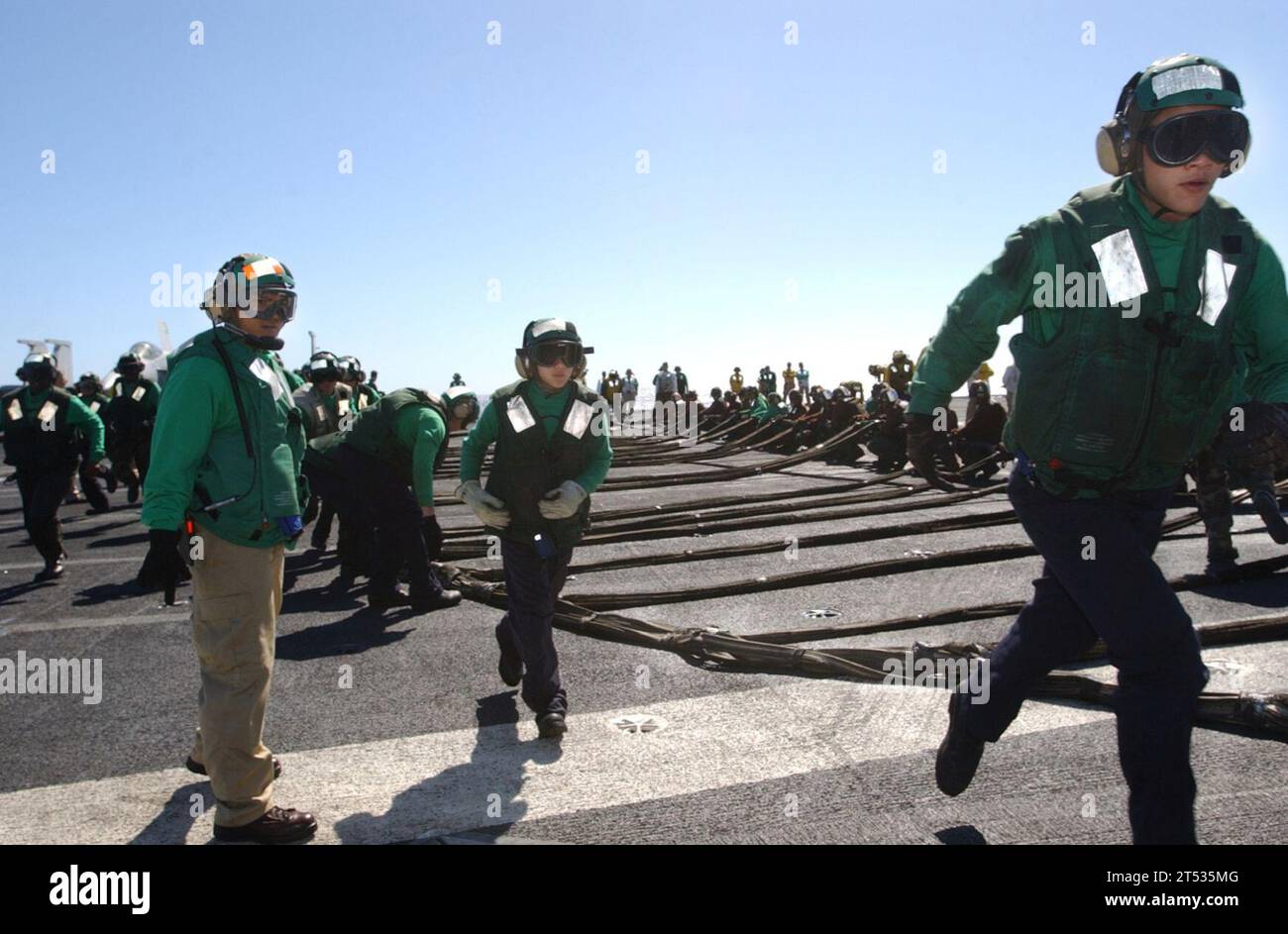 0702024009P-026 Oceano Pacifico (2 febbraio 2007) - i marinai sul ponte di volo della USS Ronald Reagan (CVN 76) partecipano a un'esercitazione per vittime di massa. L'esercitazione comportava l'innalzamento di una barricata di addestramento, utilizzata per eseguire il recupero degli aerei in caso di guasti all'atterraggio. Il Ronald Reagan Carrier Strike Group è attualmente in corso a sostegno delle operazioni nel Pacifico occidentale. Marina degli Stati Uniti Foto Stock