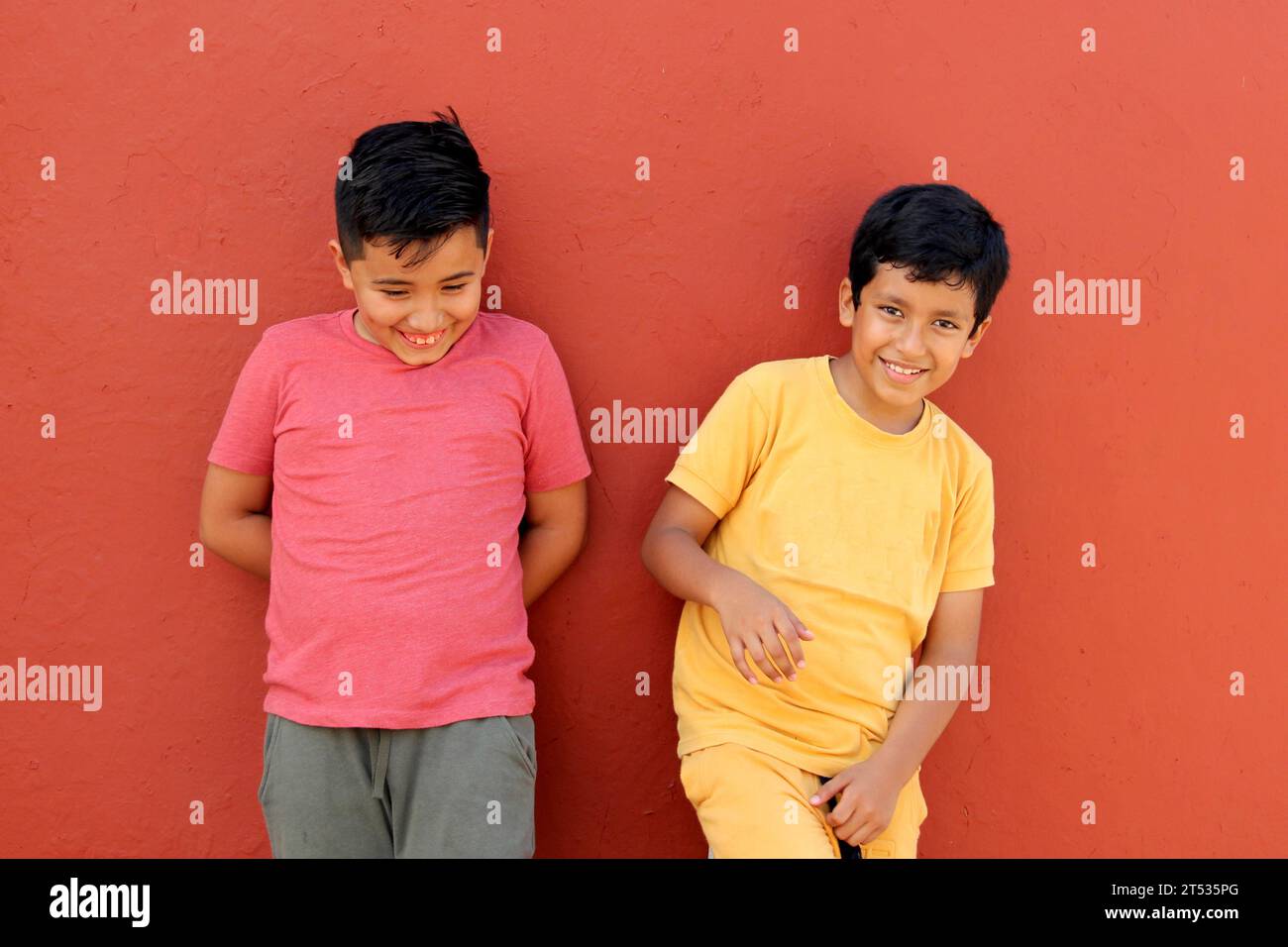 I bambini latini di 9 anni si agitano e si fanno bullo a vicenda come forma di abuso fisico, psicologico, verbale e sociale tra gli studenti Foto Stock