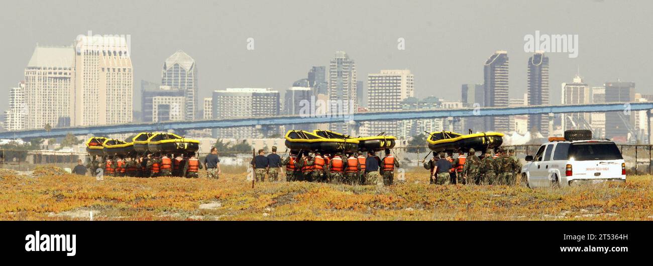 0702025169H-733 CORONADO, California. (2 febbraio 2007) - il Coronado Bridge e lo skyline di San Diego incorniciano gli studenti di Basic Underwater Demolition/SEAL (BUD/S) mentre corrono con le loro barche gonfiabili per tornare al complesso BUD/S presso il Naval Special Warfare Center. Gli studenti BUD/S devono sopportare 27 settimane di intenso addestramento per laurearsi al programma, seguiti da sei mesi di SEAL Qualification Training (SQT) prima di poter indossare il tridente di un SIGILLO della Marina degli Stati Uniti. Marina degli Stati Uniti Foto Stock