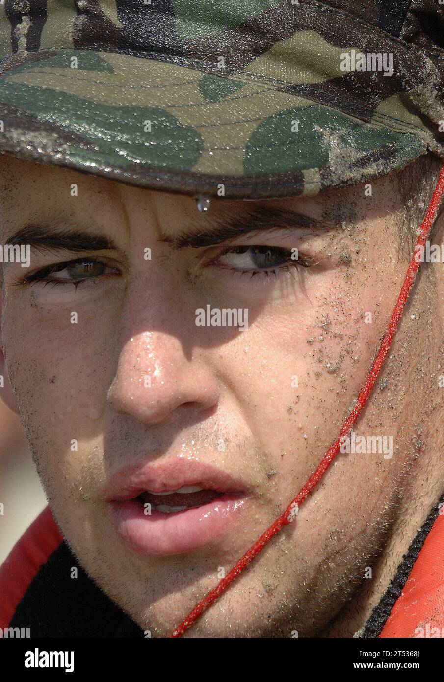 0702025169H-746 CORONADO, California. (2 febbraio 2007) - Uno studente bagnato e sabbioso Basic Underwater Demolition/SEAL (BUD/S) si ferma per un momento durante l'addestramento presso il Naval Special Warfare Center. Gli studenti BUD/S devono sopportare 27 settimane di intenso addestramento per laurearsi al programma, seguiti da sei mesi di SEAL Qualification Training (SQT) prima di poter indossare il tridente di un SIGILLO della Marina degli Stati Uniti. Marina degli Stati Uniti Foto Stock