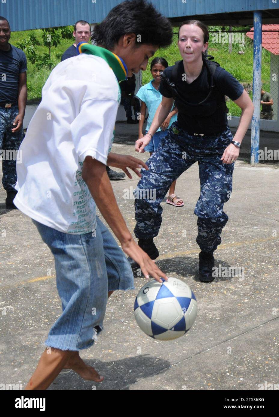 Pallacanestro, progetto di assistenza alla comunità, promettente 2010, Sailors, foto marina degli Stati Uniti, USS Iwo Jima (versione con guida a sinistra 7) Foto Stock