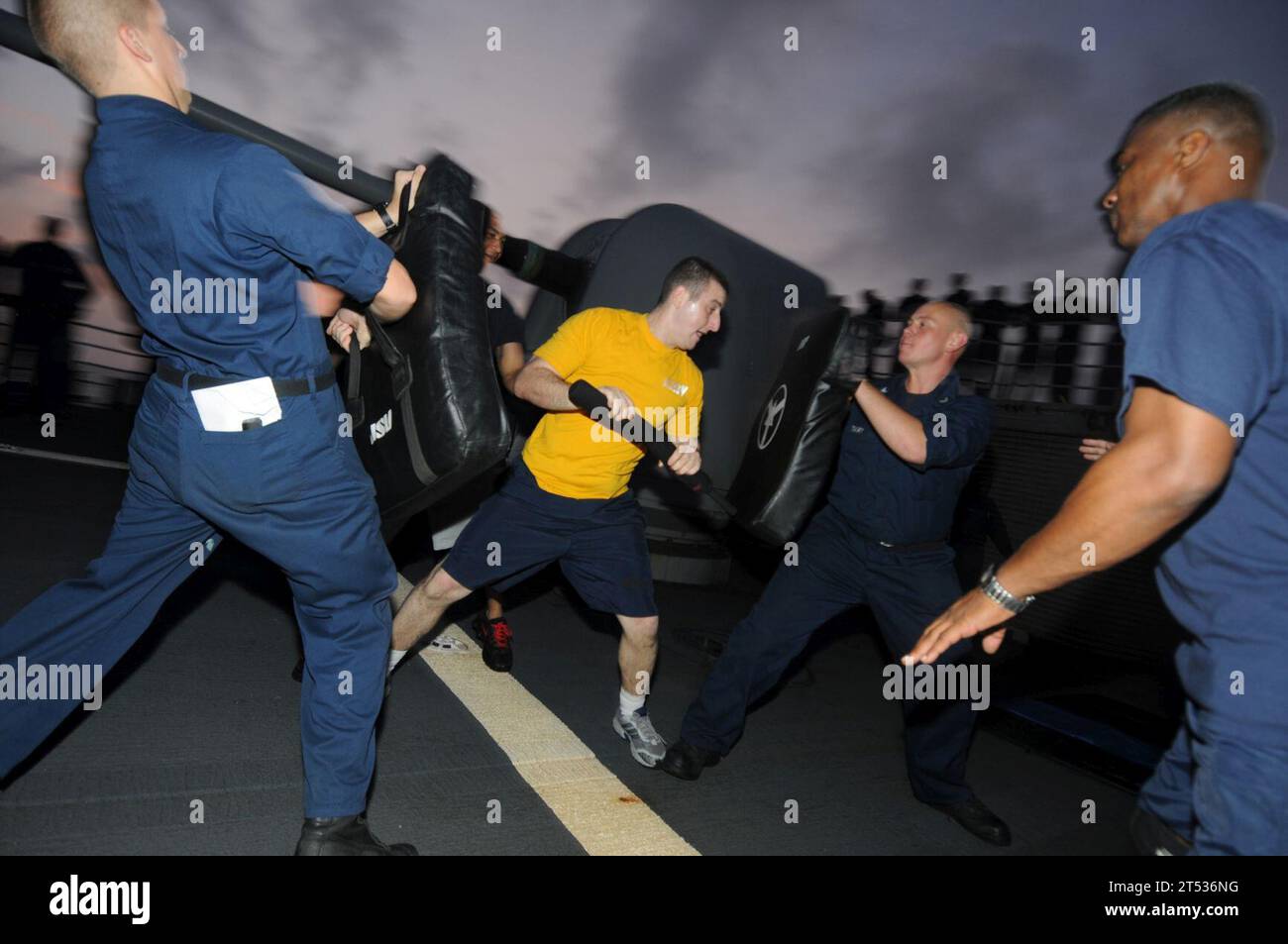 BATON, GOLFO DELL'OMAN, spray OC, marinai, corso di formazione sulla sicurezza, USS Gettysburg (CG 64) Foto Stock