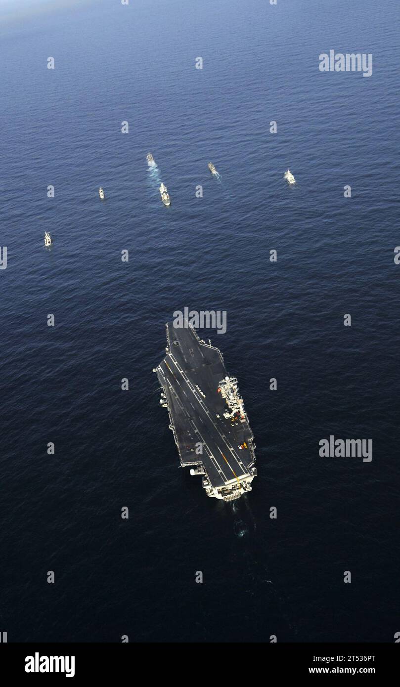 0909228907D-195 OCEANO ATLANTICO (21 settembre 2009) la portaerei USS Harry S. Truman (CVN 75) e le navi delle nazioni partecipanti prendono parte a un'esercitazione NATO contro le mine al completamento dell'esercitazione Joint Task Force (JTFX). JTFX è un'esercitazione tattica basata su scenari che supporta le principali operazioni di combattimento per l'Harry S. Truman Strike Group. L'esercizio prevede la formazione del gruppo di sciopero per procedere a un esercizio di formazione sintetica della flotta - congiunta (FST-J) per la certificazione finale dell'implementazione. Foto Stock