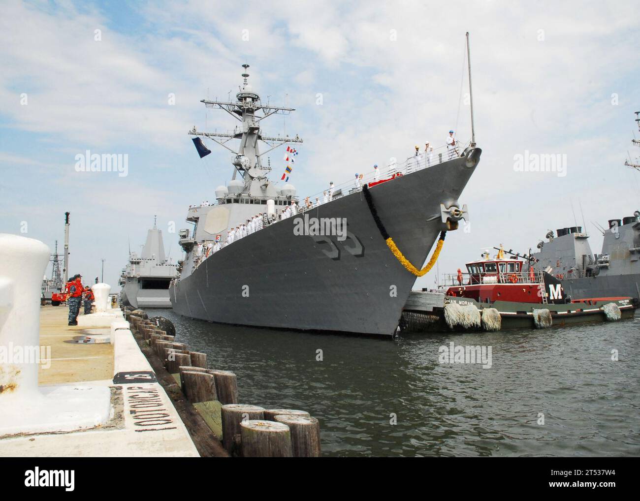 110618YT478-038 NORFOLK (18 giugno 2011) i rimorchiatori spostano il cacciatorpediniere guidato USS Stout (DDG 55) nel suo ormeggio mentre la nave arriva alla stazione navale di Norfolk dopo sei mesi di dispiegamento nell'area di responsabilità della 6th Fleet. Stout si schierò nel Mediterraneo per sostenere le operazioni di sicurezza del teatro e la deterrenza dei missili balistici. Foto Stock