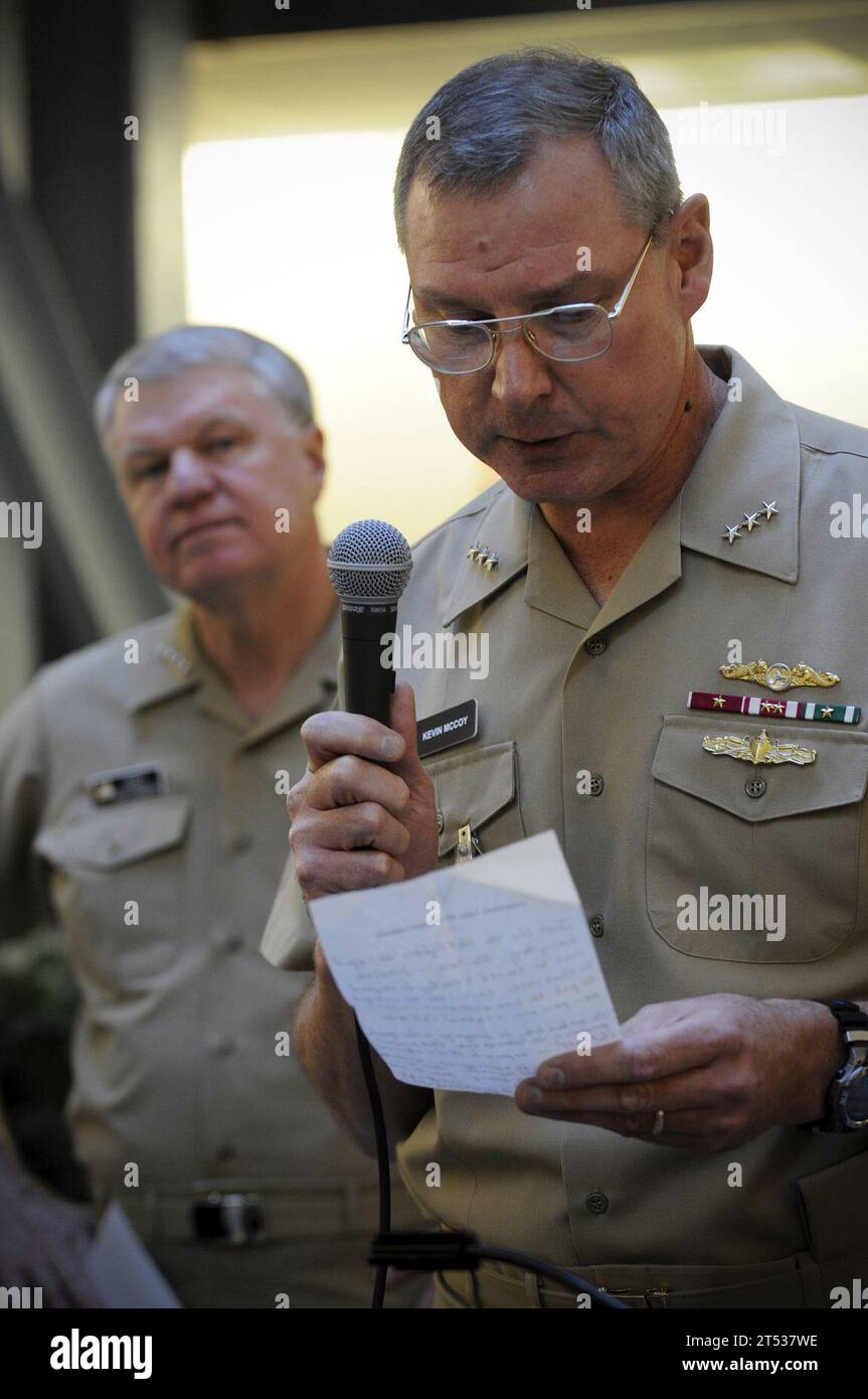 0811250502M-091 WASHINGTON (25 novembre 2008) Vice Adm. Kevin McCoy, comandante, Naval Sea Systems Command (NAVSEA), introduce Chief of Naval Operations (CNO) Adm. Gary Roughead prima di presentare sei dipendenti NAVSEA con Meritorious Civilian Service Awards per riconoscere il loro sostegno negli sforzi di recupero della portaerei classe Nimitz USS George Washington (CVN 73). (Marina degli Stati Uniti Foto Stock