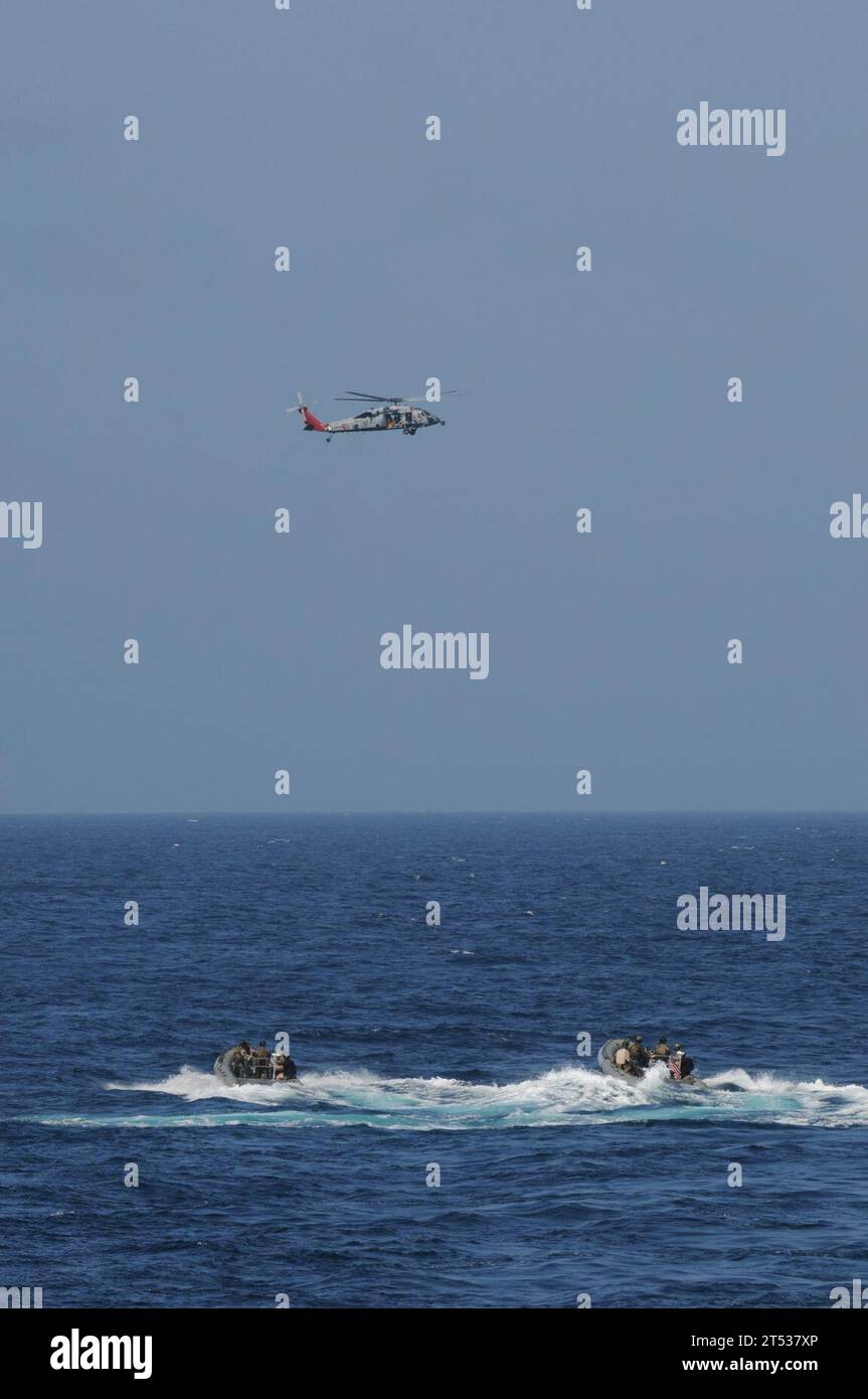 110823DU438-026 GOLFO DELL'OMAN (23 agosto 2011) Un elicottero MH-60S Sea Hawk dell'Helicopter Sea Combat Squadron (HSC) 9 si libra sopra i Navy SEALs in gommoni a scafo rigido durante un esercizio di addestramento con l'incrociatore missilistico guidato USS Gettysburg (CG 64). Gettysburg è schierato conducendo operazioni di sicurezza marittima e missioni di supporto come parte delle operazioni Enduring Freedom e New Dawn nell'area di responsabilità della 5th Fleet. Foto Stock