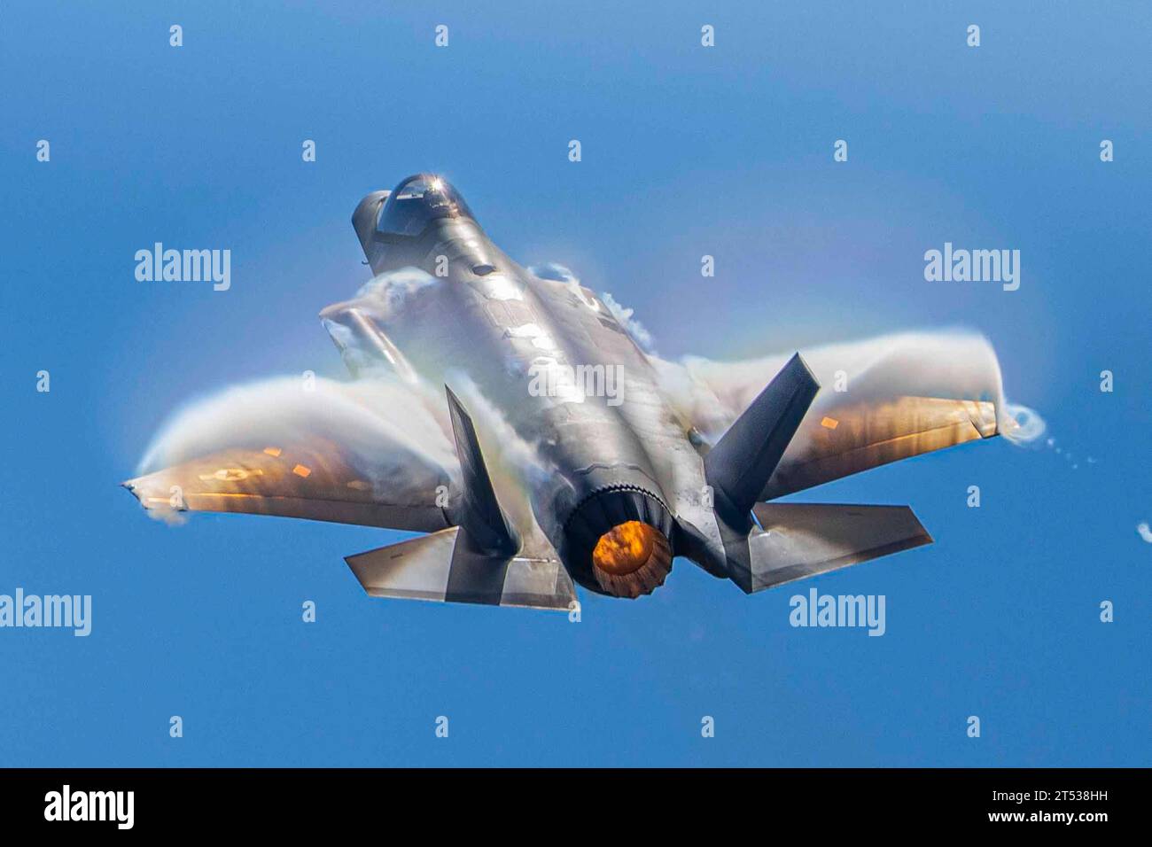 Houston, Texas, Stati Uniti. 15 ottobre 2023. Il maggiore Kristin BEO Wolfe, pilota e comandante dell'F-35A Lightning II Demonstration Team, vola su un F-35 assegnato al 421st Fighter Generation Squadron al Wings Over Houston Airshow, Tx., 15 ottobre 2023. Wings Over Houston mette in mostra velivoli d'epoca della seconda guerra mondiale insieme alle emozioni dell'aviazione moderna, e ha sostenuto una varietà di organizzazioni di beneficenza locali e nazionali durante i suoi 39 anni di storia. (Immagine di credito: © U.S. Air Force/ZUMA Press Wire) SOLO USO EDITORIALE! Non per USO commerciale! Foto Stock