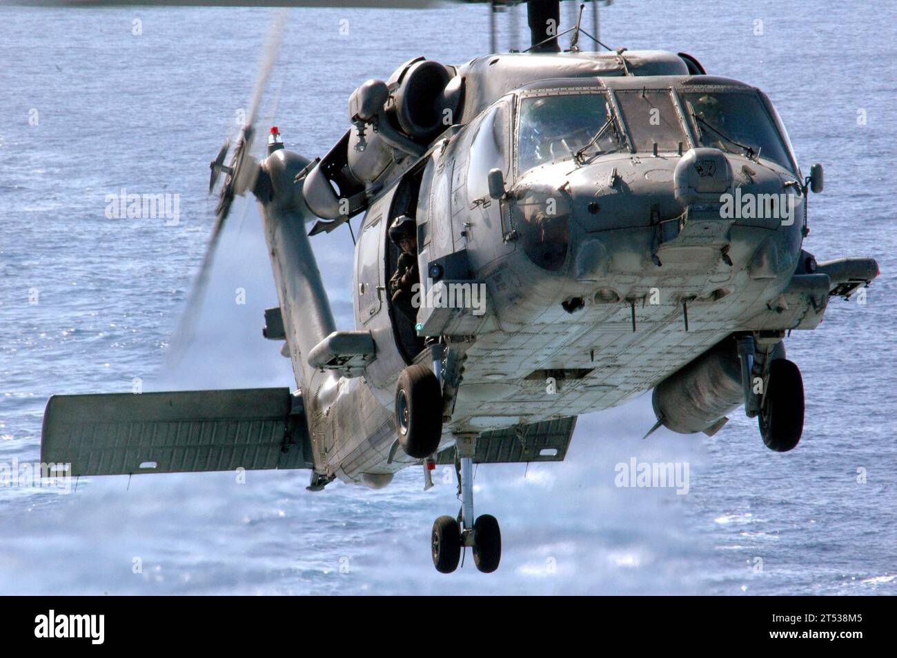 0704051635S-005 SOUTH CHINA SEA (5 aprile 2007) - un HH-60H Seahawk del "Black Knights" dell'Helicopter Anti-Submarine Squadron (HS) 4 si abbassa in posizione sopra il ponte di volo della USS Ronald Reagan (CVN 76) durante un'evoluzione di offload di ordigni con la nave da munizione Military Sealift Command (MSC) USNS Flint (T-AE 32). Gli aviatori hanno scaricato oltre 126 bombole di munizioni durante l'evoluzione. Il Ronald Reagan Carrier Strike Group è attualmente in fase di sviluppo a sostegno delle operazioni militari statunitensi nel Pacifico occidentale. Marina degli Stati Uniti Foto Stock