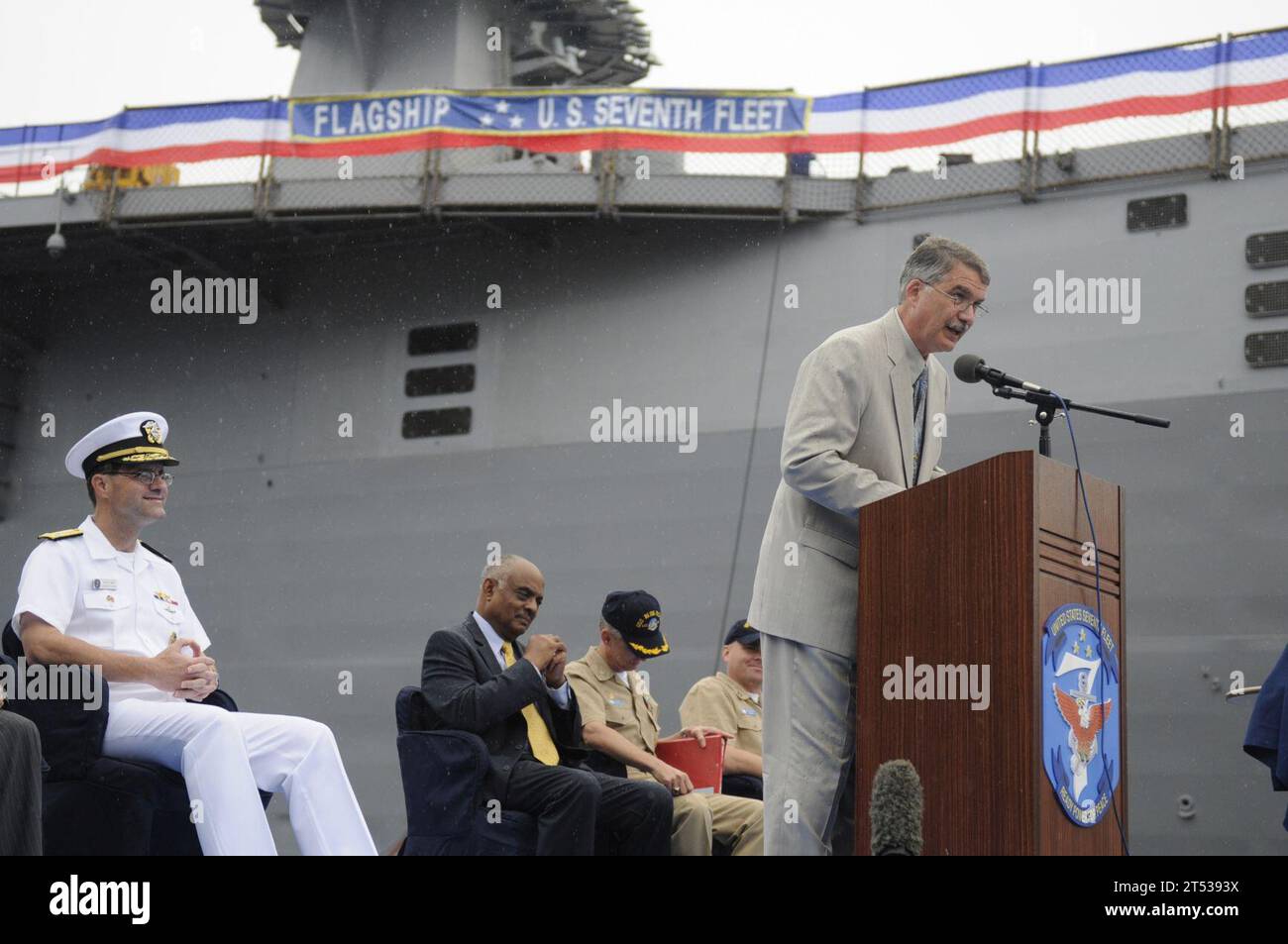 0907177280V-131 YOKOSUKA, Giappone (17 luglio 2009) il capitano in pensione Andrew G. Sevald, ex comandante della nave di comando anfibia USS Blue Ridge (LCC 19), si rivolge agli ospiti della Yokosuka, la comunità giapponese e i membri dell'equipaggio passati e presenti durante la commemorazione del 30° anniversario dell'arrivo della nave anfibia USS Blue Ridge come parte della U.S. Navy Forward Deplosed Naval Force. Blue Ridge arrivò a Yokosuka, in Giappone, il 17 luglio 1979. Foto Stock