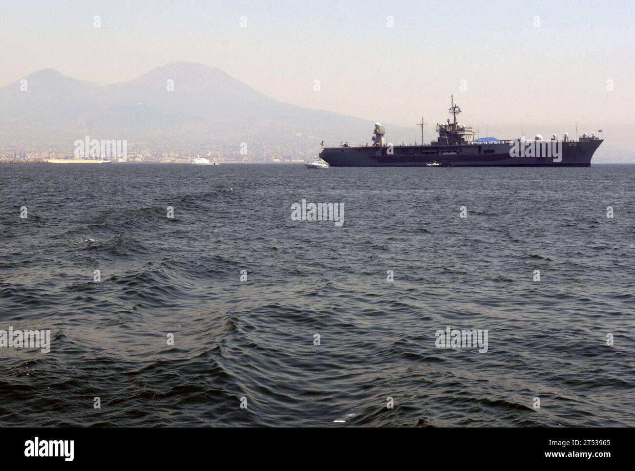 0707187203T-003 MAR TIRRENO (18 luglio 2007) - la nave comando anfibia classe Blue Ridge USS Mount Whitney (LCC 20) è ancorata tra Napoli, Italia e Mt. Vesuvio. Mount Whitney sostituì la nave comando USS la Salle (AGF 3) come ammiraglia della 6th Fleet. La Mount Whitney servì per più di 30 anni come nave comando per il comandante della 2nd Fleet/NATO Stripping Fleet Atlantic prima di sostituire la Salle. Dipartimento della difesa degli Stati Uniti Foto Stock