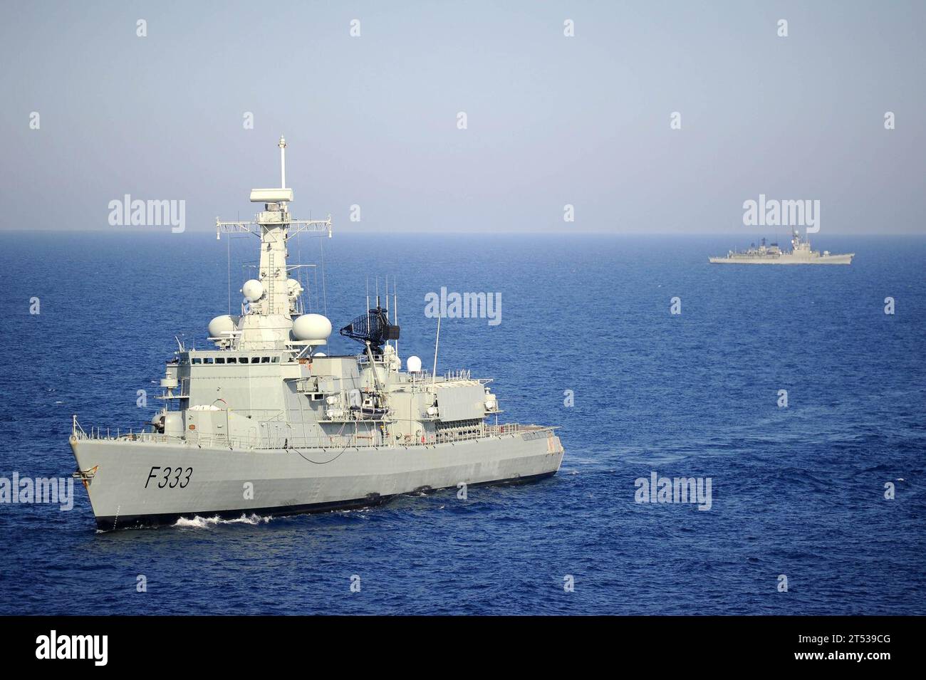 1005273136P-622 MAR MEDITERRANEO (27 maggio 2010) la fregata della marina portoghese NRP Bartolomeu Dias (F-333) naviga via dopo aver recuperato una squadra di visita, imbarco, ricerca e cattura mentre la corvetta della marina spagnola SPS Cazadora (P-78) transita nelle vicinanze durante la parte in mare dell'esercitazione Phoenix Express 2010. Phoenix Express è un esercizio di due settimane progettato per rafforzare la partnership marittima e migliorare la stabilità nella regione attraverso una maggiore interoperabilità e cooperazione tra partner provenienti da Africa, Europa e Stati Uniti Foto Stock