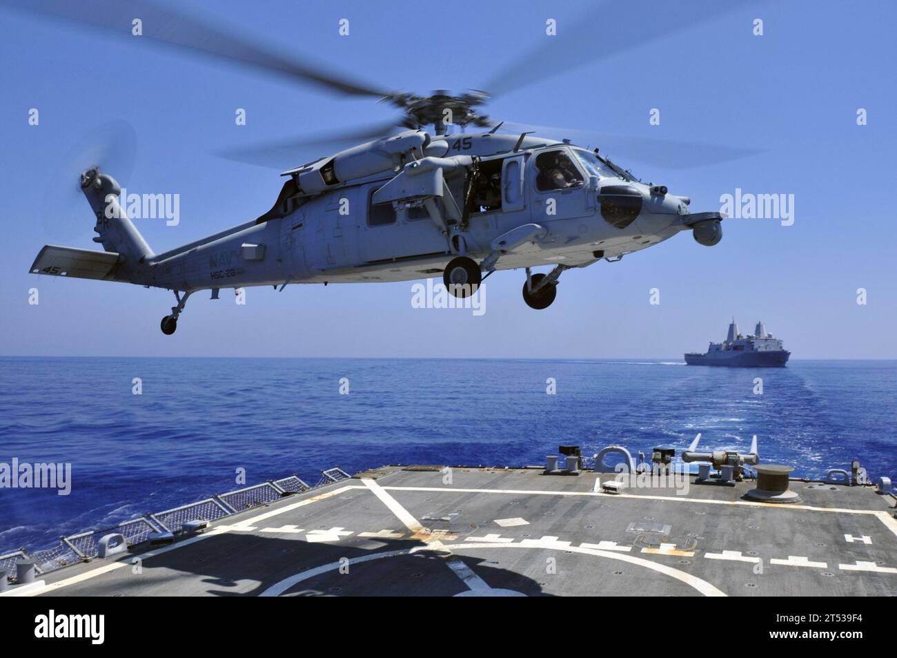 110514XO436-054 MAR MEDITERRANEO (14 maggio 2011) un elicottero MH-60S Sea Hawk assegnato al Dragon Whales of Helicopter Sea Combat Squadron (HSC) 28 della nave da trasporto anfibio classe San Antonio USS Mesa Verde (LPD 19) atterra a bordo del cacciatorpediniere di missili guidati classe Arleigh Burke USS Barry (DDG 52). Mesa Verde è in corso sullo sfondo. Barry è in uno schieramento che conduce operazioni di sicurezza marittima e missioni di cooperazione per la sicurezza del teatro nell'area di responsabilità della 6th Fleet degli Stati Uniti. Foto Stock