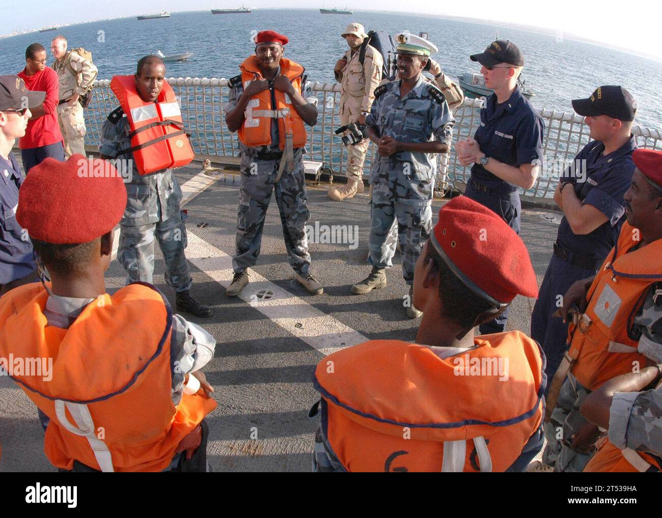 0701141330O-003 Oceano Indiano (14 gennaio 2007) - i membri della Marina di Gibuti discutono le tattiche di imbarco con il team di imbarco della Guardia Costiera statunitense Cutter Midgett (WHEC 726) durante uno scambio professionale e un esercizio tattico delle forze dell'ordine. Midgett, portato a casa a Seattle, è in corso da settembre e attualmente sta conducendo operazioni di sicurezza marittima (MSO) sotto la Combined Task Force (CTF) 150 nella 5th Fleet area of Operations. Guardia costiera degli Stati Uniti Foto Stock