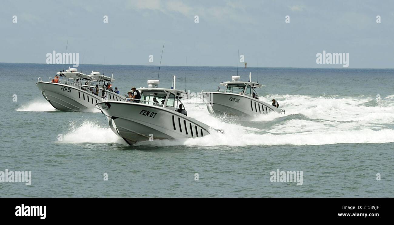 1008258546L-339 SAN JOSE, Guatemala (25 agosto 2010) marinai assegnati alla Fuerza Especial Naval (FEN) della marina guatemalteca pilota pattugliatori marittimi in una formazione di diamanti per dimostrare ciò che hanno imparato durante due settimane di addestramento con Maritime Civil Affairs and Security Training (MCAST). Il team di formazione mobile MCAST Guatemala per le operazioni su piccole imbarcazioni ha addestrato 40 marinai FEN a eseguire formazioni tattiche e proteggere risorse di alto valore in mare. L'addestramento fa parte degli sforzi di addestramento militare-militare da parte degli Stati Uniti e delle nazioni per aiutare la polizia e mantenere le acque internazionali. Foto Stock