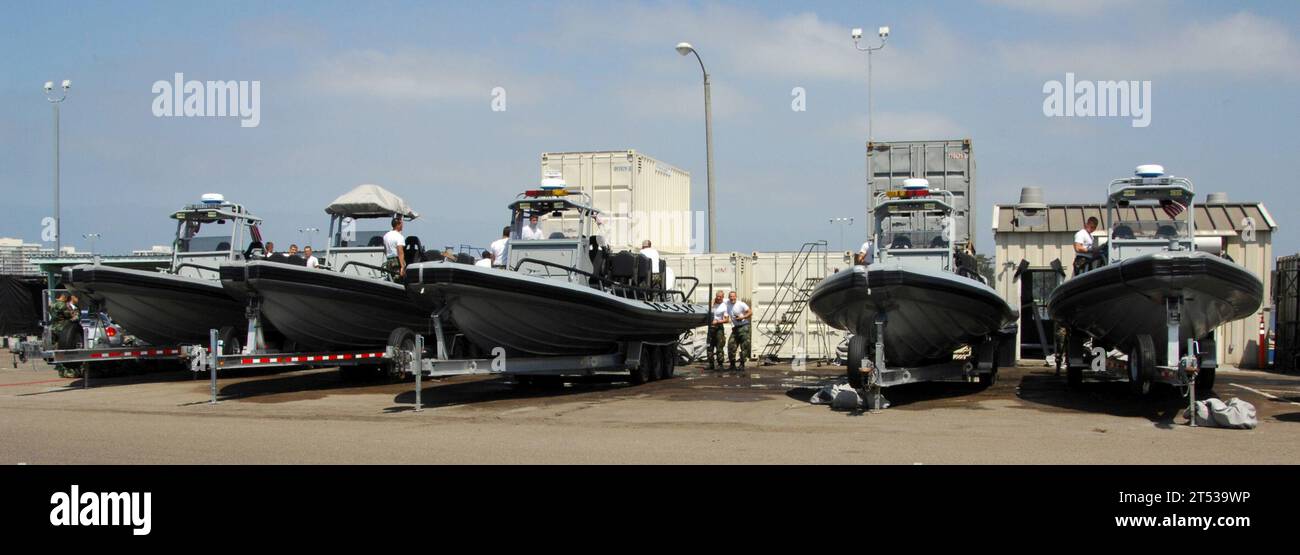 0806125366K-049 CORONADO, California. (12 giugno 2008) gli studenti dell'equipaggio di navi da guerra speciali (SWCC) preparano imbarcazioni gonfiabili a scafo rigido da 11 metri pronte per essere avviate. Gli studenti imparano la manutenzione della barca durante la formazione di base dell'equipaggio. Gli SWCC operano e mantengono l'inventario navale di imbarcazioni e navi all'avanguardia ad alte prestazioni utilizzate per supportare le foche in missioni di operazioni speciali in tutto il mondo. Marina degli Stati Uniti Foto Stock