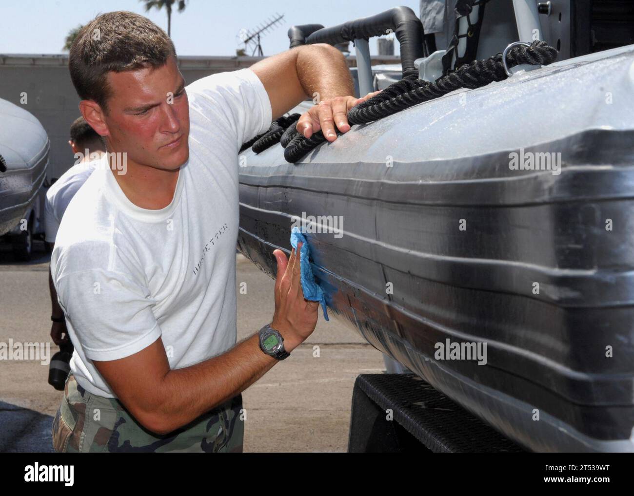 0806125366K-047 CORONADO, California. (12 giugno 2008) Uno studente speciale dell'equipaggio di imbarcazioni da guerra (SWCC) pulisce una barca gonfiabile a scafo rigido di 11 metri prima di un esercizio di addestramento. Gli studenti imparano la manutenzione della barca durante la formazione di base dell'equipaggio. Gli SWCC operano e mantengono l'inventario navale di imbarcazioni e navi all'avanguardia ad alte prestazioni utilizzate per supportare le foche in missioni di operazioni speciali in tutto il mondo. Marina degli Stati Uniti Foto Stock
