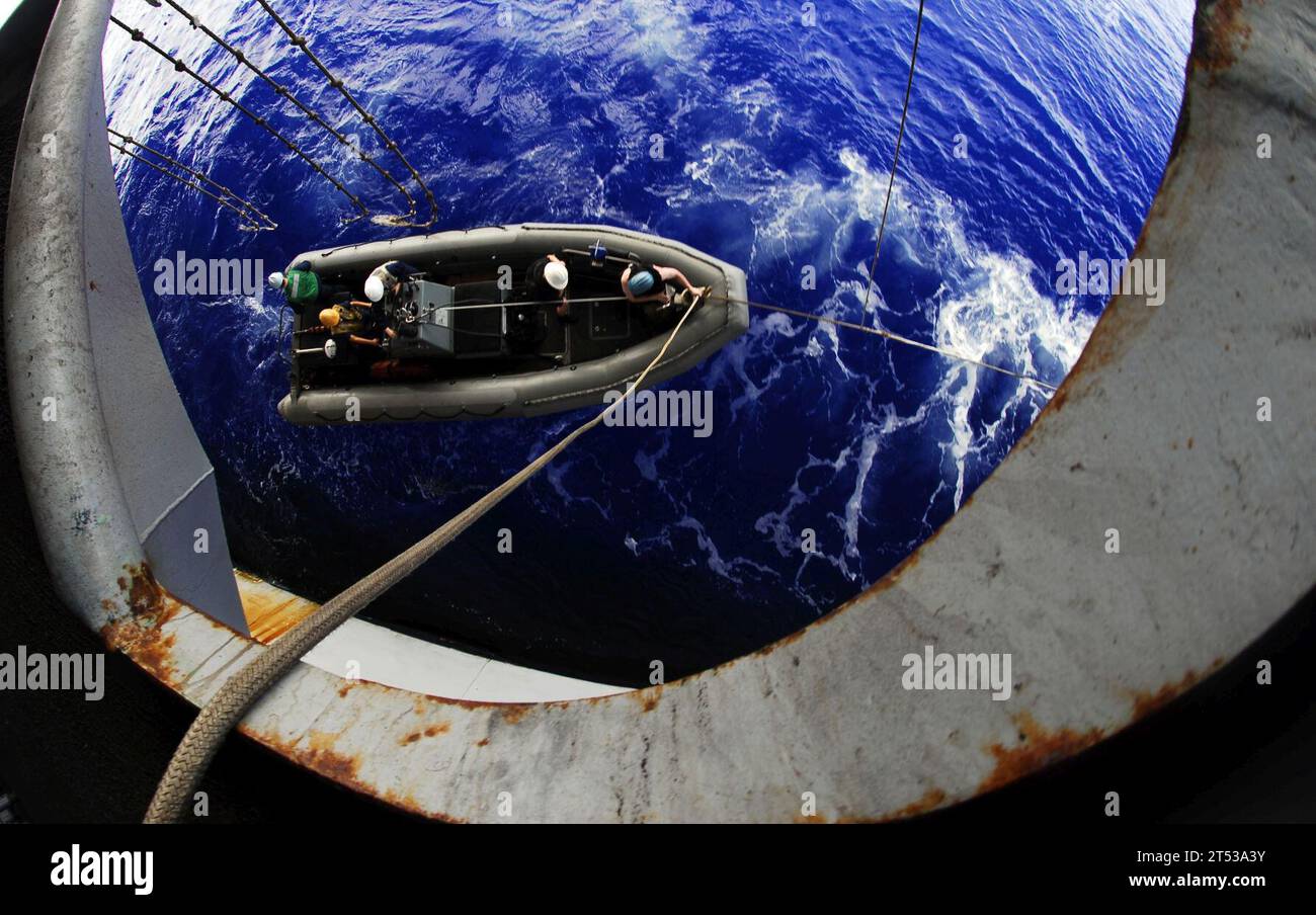 0903279928E-016 PACIFIC OCEAN (27 marzo 2009) i marinai del reparto di coperta che comandano una barca gonfiabile a scafo rigido vengono abbassati nell'oceano dal ponte della barca durante un'esercitazione uomo in mare a bordo della portaerei classe Nimitz USS John C. Stennis (CVN 74). John C. Stennis è in missione per sei mesi nell'Oceano Pacifico occidentale. Foto Stock