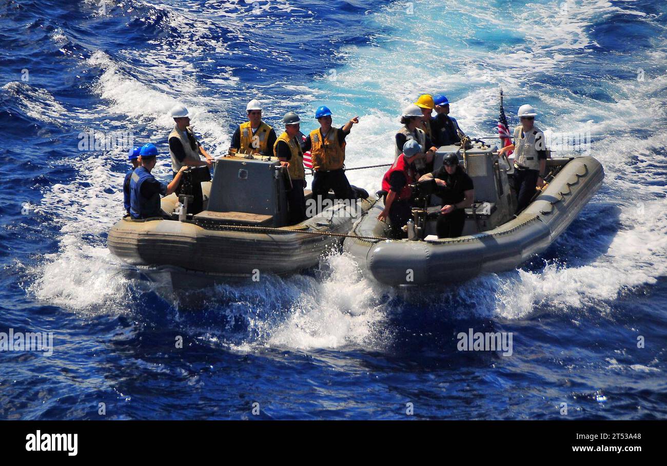 0907174774B-025 PACIFIC OCEAN (17 luglio 2009) le imbarcazioni gonfiabili a scafo rigido dell'incrociatore missilistico guidato USS Lake Champlain (CG 57) eseguono manovre durante le operazioni di piccole imbarcazioni. Lake Champlain è in una missione programmata come parte del Boxer Amphibious Ready Group nell'area operativa della 3rd Fleet della Marina degli Stati Uniti a sostegno della sicurezza marittima globale. Foto Stock