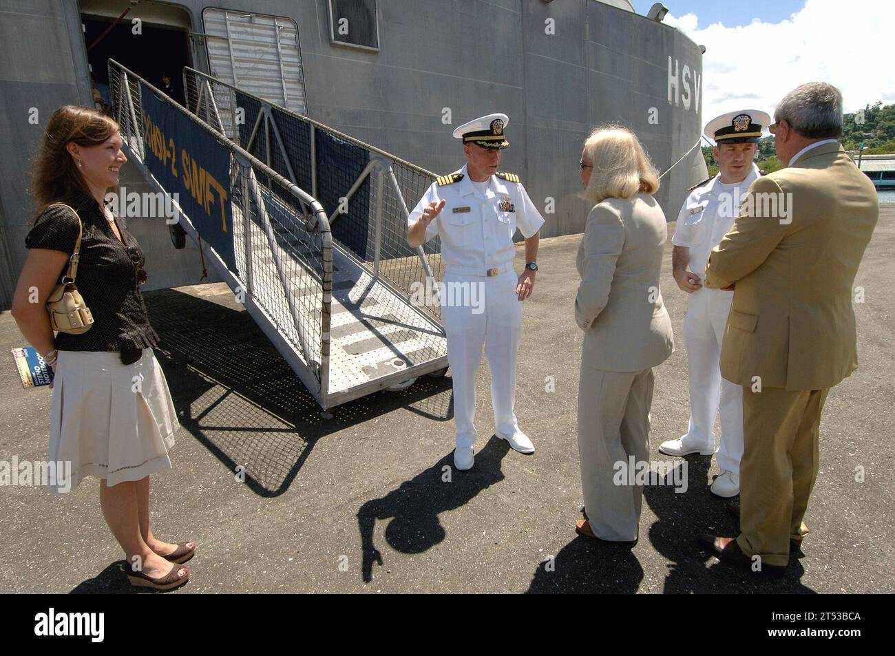 Boundbrook Wharf, America centrale, Global Fleet Station (GFS)bacino caraibico, nave ad alta velocità (HSV 2) Swift, Giamaica, pranzo e tour, Port Antonio, Task Group 40.9, ambasciatore degli Stati Uniti in Giamaica, U.S. Naval Forces Southern Command (NAVSO) Foto Stock