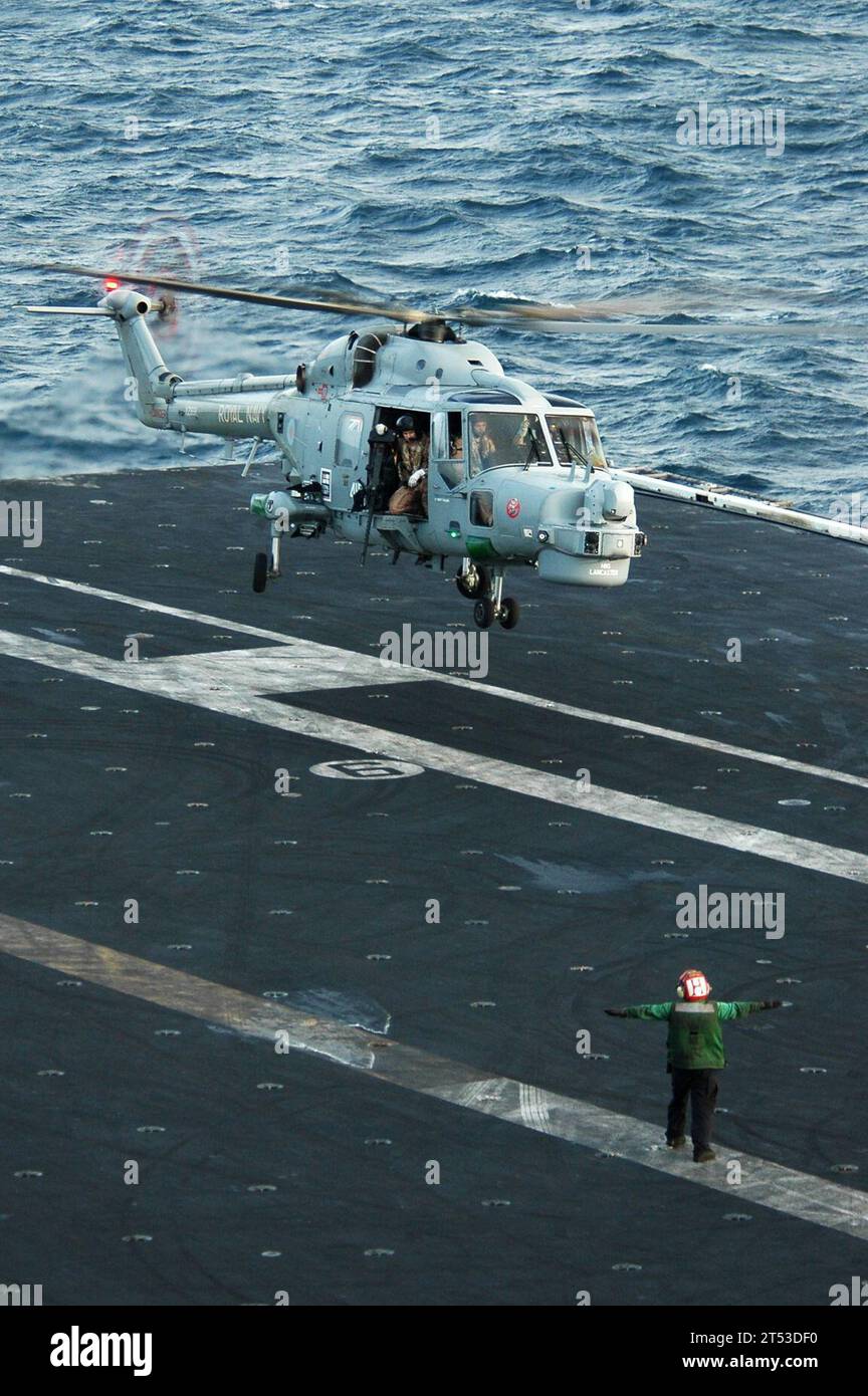 british Royal Navy, Deployment, Foreign Military, elicottero, HMA.8 Sper Lynx, Nimitz Carrier Strike Group, USS Nimitz (CVN 68) Foto Stock