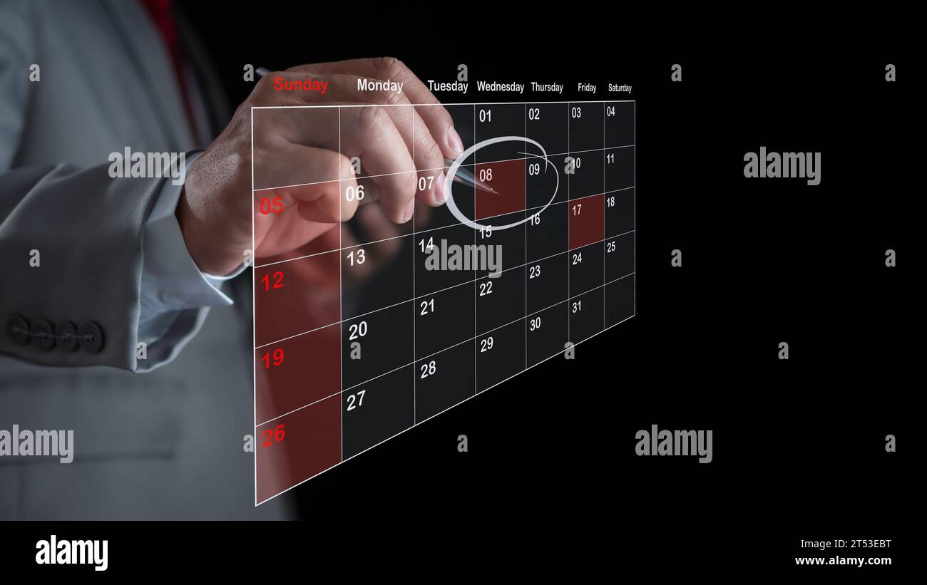 Uomo d'affari che contrassegna le date sul calendario virtuale, gestisce il suo programma aziendale, imposta promemoria per appuntamenti importanti, collage creativo per il piano Foto Stock