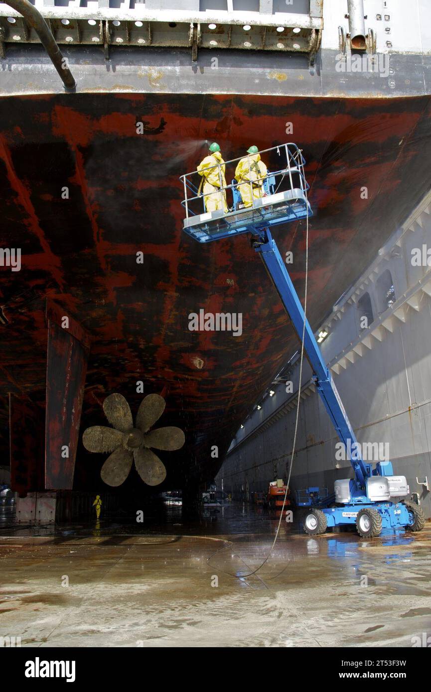 Calif., scafo pulito, bacino di carenaggio, lavoratori dei cantieri navali NASSCO, san diego, Marina degli Stati Uniti , USS Bonhomme Richard (LHD 6) Foto Stock