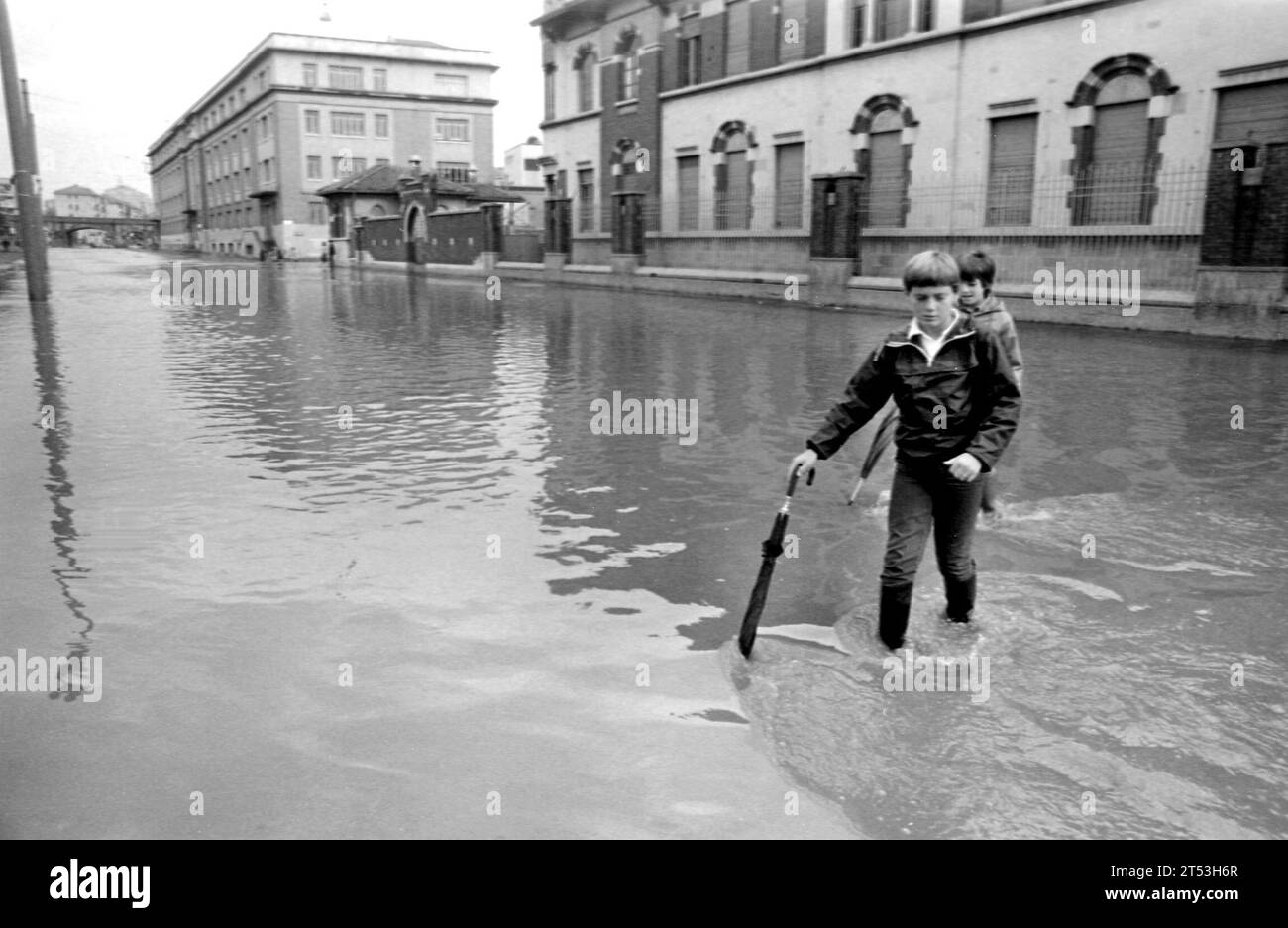 Archive Photo, Italia. 31 ottobre 2023. FOTO ARCHIVIO - **TARIFFA SPECIALE** MILANO - *TARIFFA SPECIALE** ALLAGAMENTO DEL FIUME SEVESO NEL QUARTIERE NIGUARDA ANNO 1979 (MILANO - 1979-10-14, De Bellis/Fotogramma/de Bellis) ps la foto può essere utilizzata nel rispetto del contesto in cui è stata scattata, e senza intento diffamatorio del decoro del popolo rappresentato solo uso editoriale credito: Agenzia fotografica indipendente/Alamy Live News Foto Stock