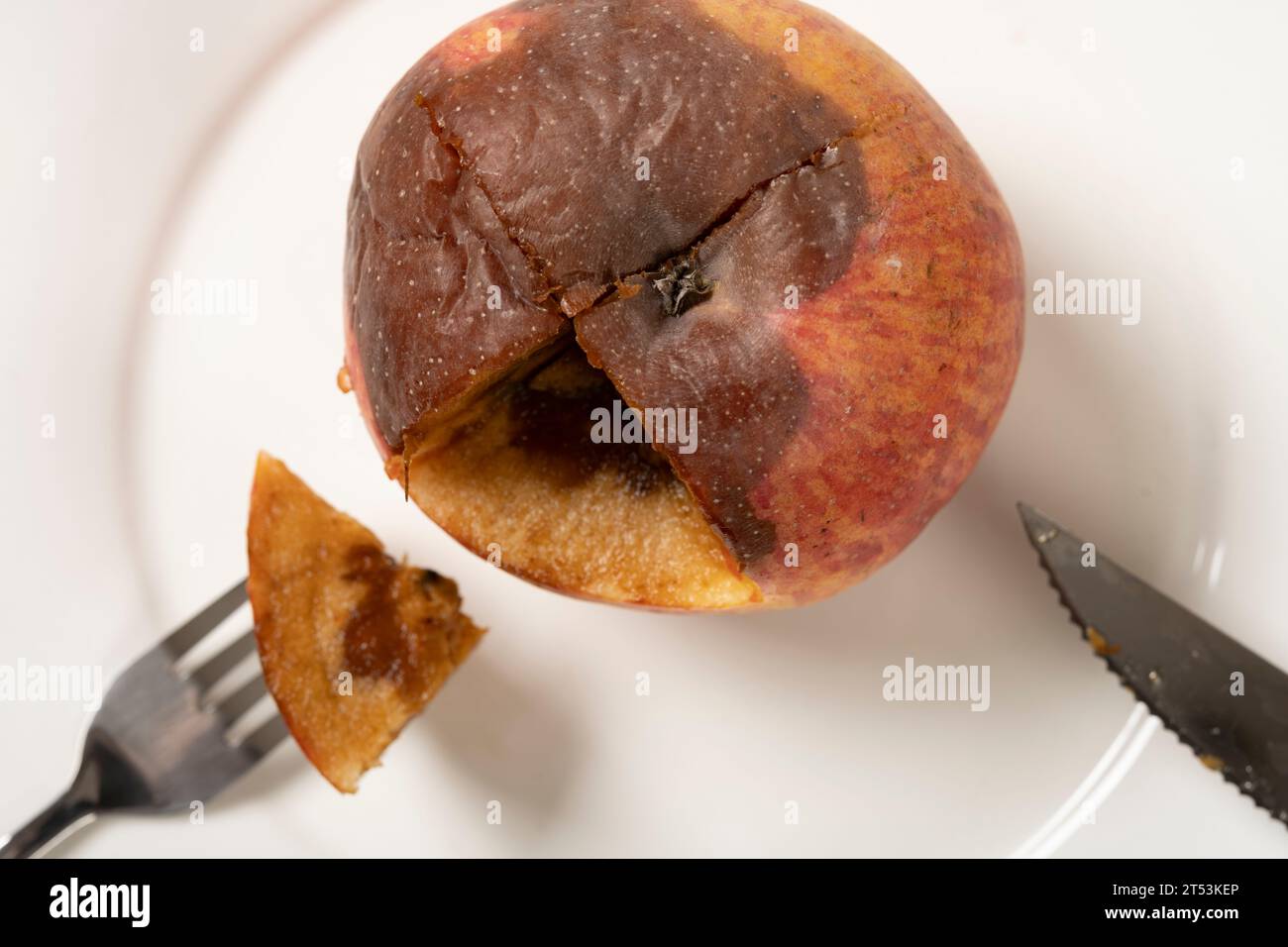 forchetta con un pezzo di mela gravemente marcio, mancanza di concetto alimentare Foto Stock