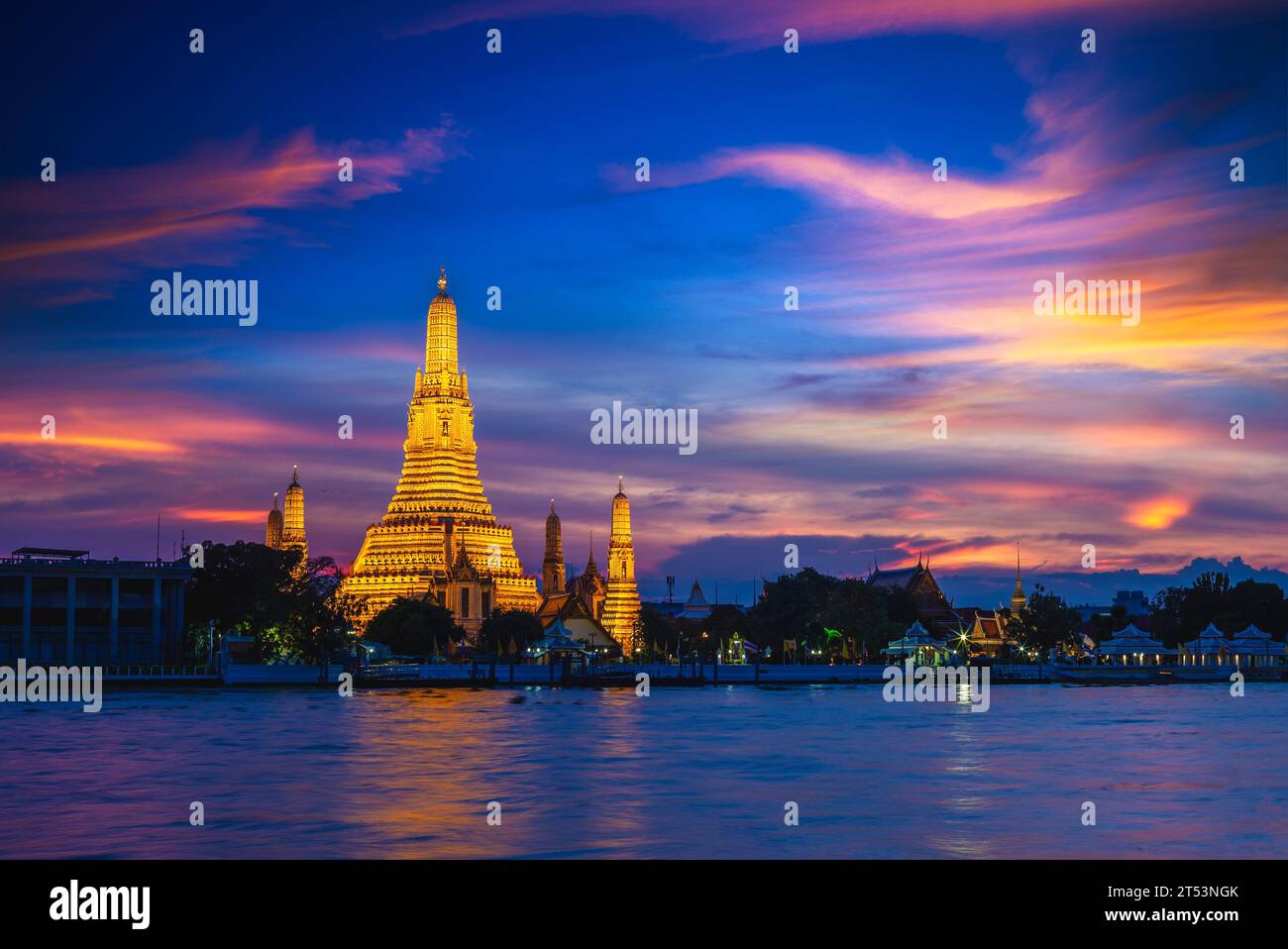 Wat Arun sul fiume Chao Phraya a Bangkok, thailandia di notte Foto Stock