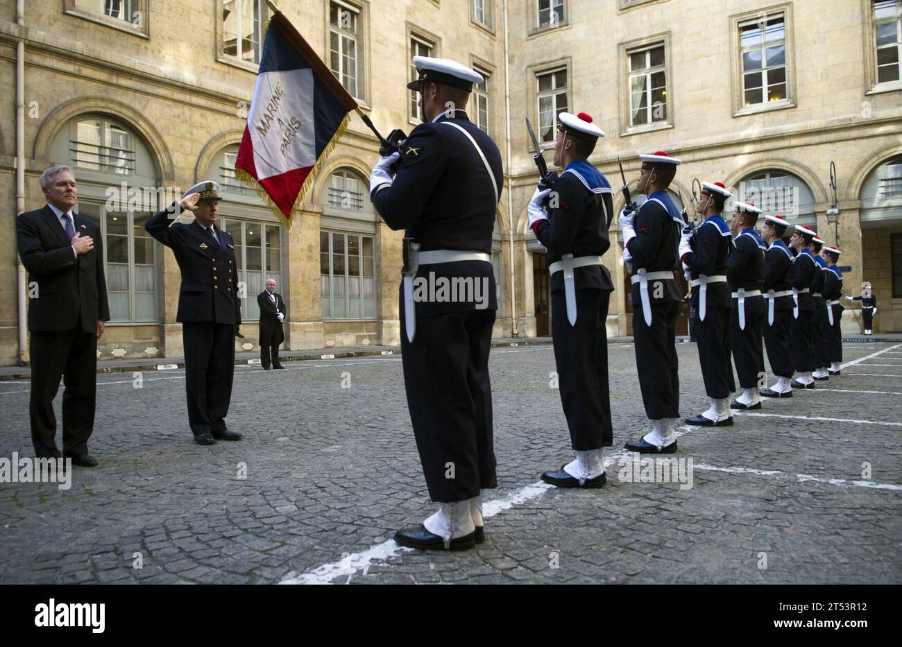 Cerimonia, bandiera, Pierre-Francois Forissier, Ray Mabus, Sailor, secnav, Segretario della Marina, Marina degli Stati Uniti Foto Stock