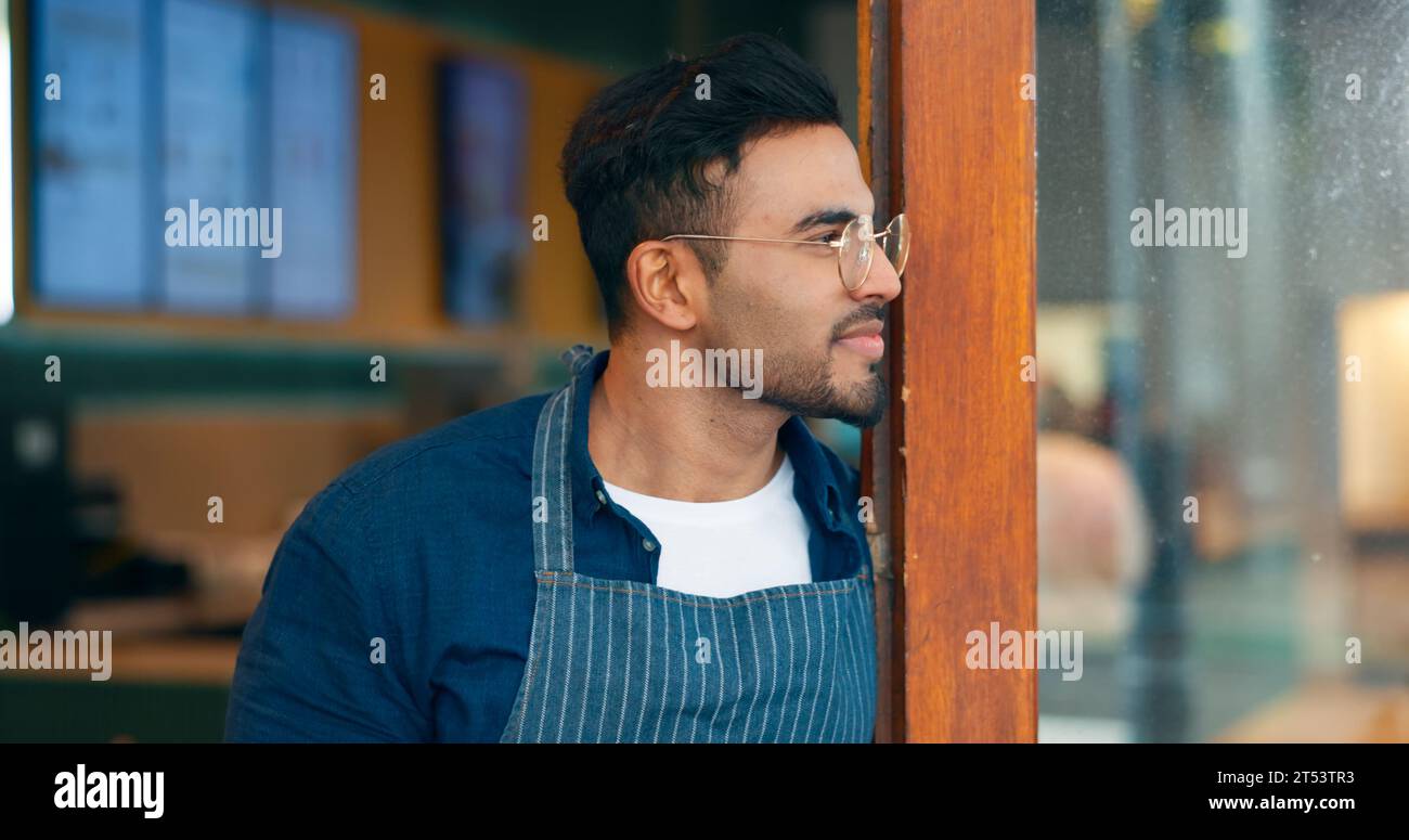 Piccola impresa, caffetteria e cameriere che pensa al servizio di ospitalità all'ingresso di un ristorante. Volto, idea e una giovane startup Foto Stock
